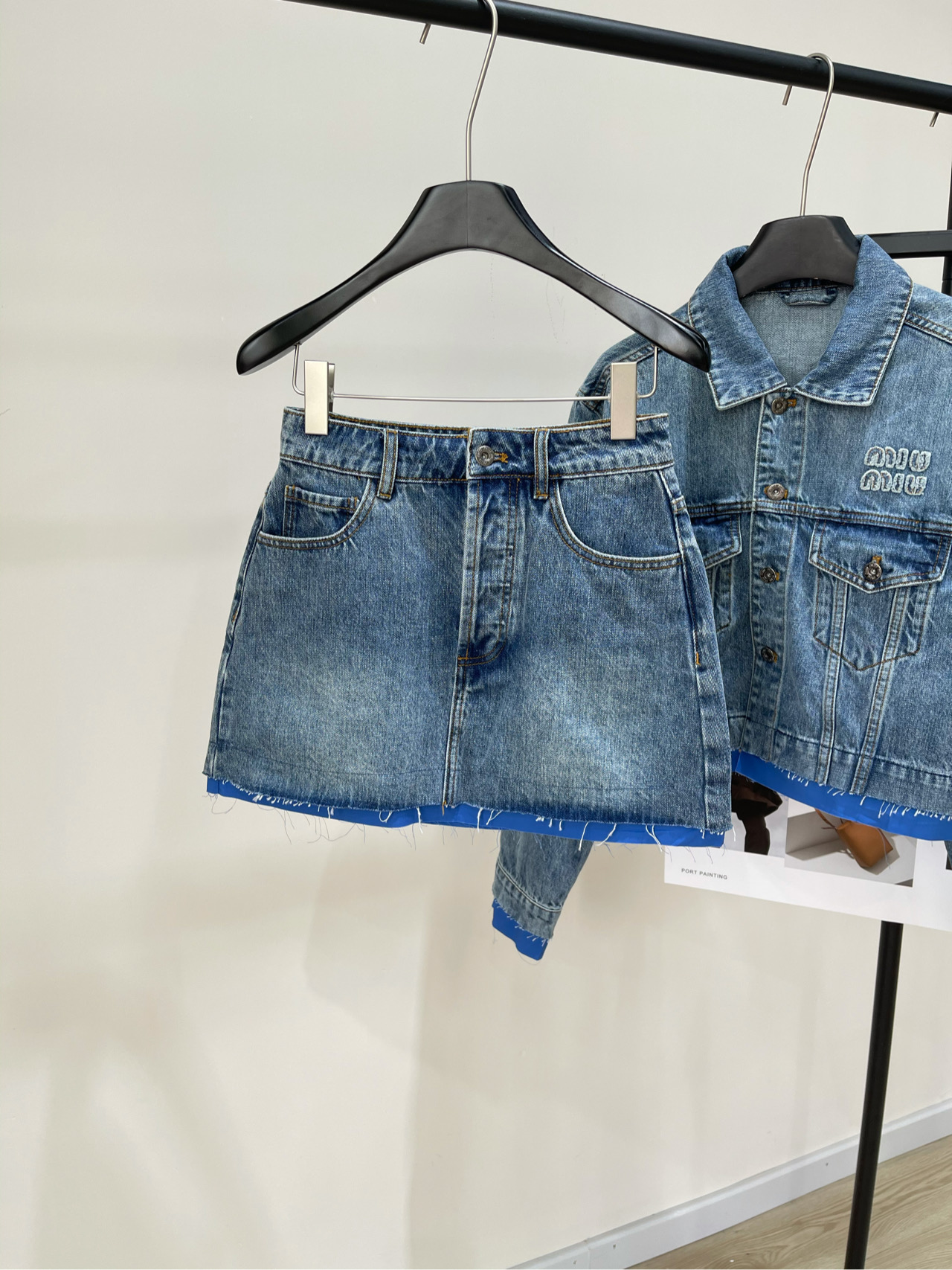 NO:326492,[M blue edge spliced ​​A-line denim skirt] 2025 fabric denim cotton color denim blue miu*2025 new product is available for shelves Customized twill cotton denim fabric, good breathability, soft and skin-friendly, lapel jacket tailoring, multi-enzyme washing process, restore natural color rubbing, echoing evergreen flip pocket, retro and fashionable, matched with denim jackets in the same series, gradient rubbing color increases the styling, highlighting fashionable style, easy to wear, good proportions, complete sets of wear are more coordinated and advanced, fashionable and fashionable, customized surface accessories, flat size S waist 66, hip 94, skirt length 34 M waist 70, hip 98, skirt length 35 L waist 74, hip 102, skirt length 36, manual measurement will have 2~3cm errors within the normal range,,miumiu, skirt 94, jackets & coats,alexander  wang19860909【M蓝边拼接A字牛仔半裙】 2025面料牛仔棉 颜色牛仔蓝 miu*2025新品上架 定制斜纹棉牛仔面料 透气性佳 柔软亲肤 翻领外套剪裁 多重酵素水洗工艺处理 还原自然擦色感 与常青翻盖口袋呼应 复古又时尚 搭配同系列牛仔外套 渐变擦色增加造型感 突出时髦风格 轻松穿出好比例 成套穿搭更为协调高级 时髦洋气 定制面辅料 平铺尺码 S腰围66,臀围94,裙长34 M腰围70,臀围98,裙长35 L腰围74,臀围102,裙长36 手工测量会有2~3cm误差属于正常范围,,miumiu,skirts,jackets & coats,alexander wang,Women's clothing