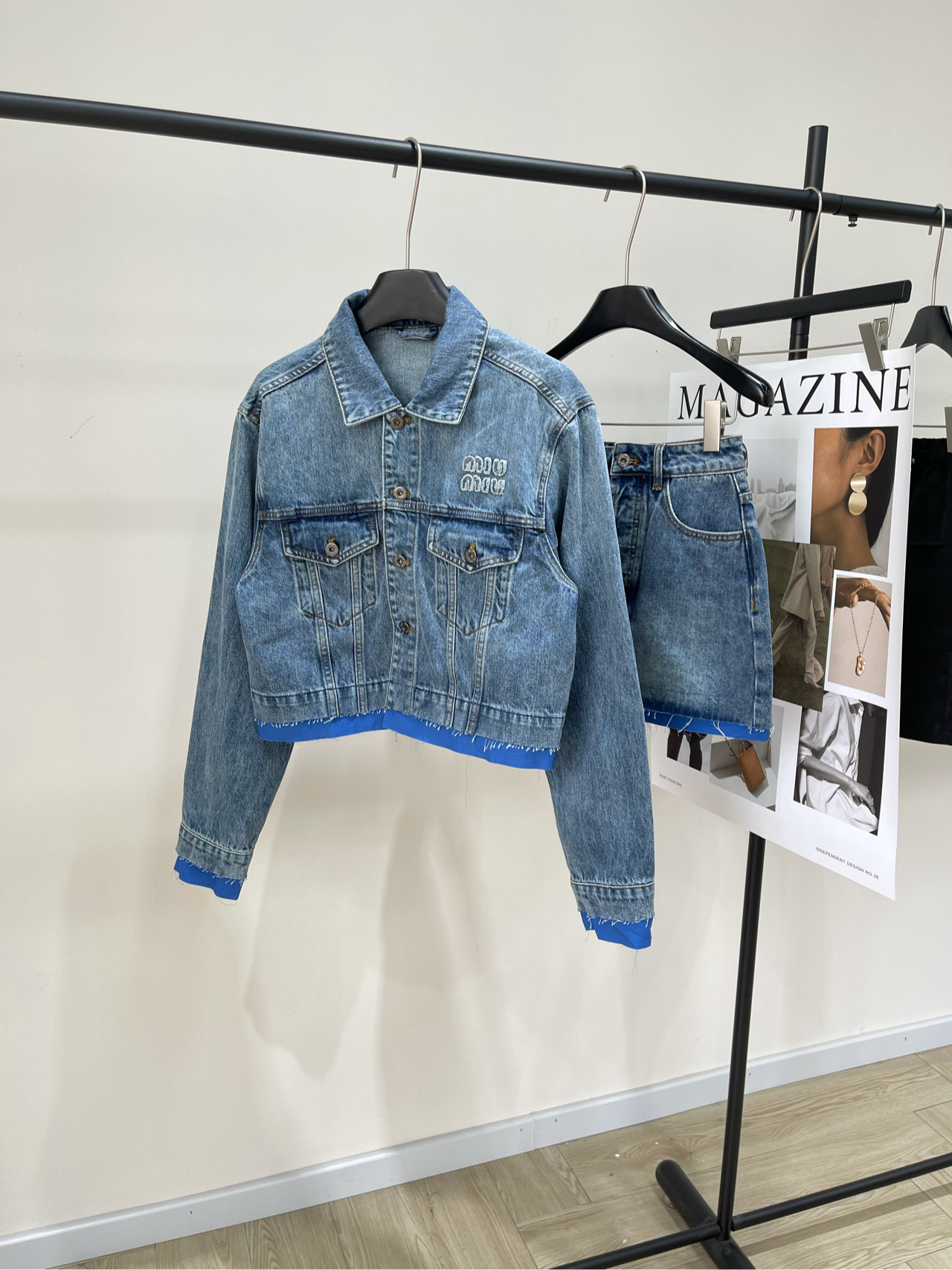 NO:326498,[M blue edge spliced ​​letter denim jacket], fabric denim cotton color denim blue miu* 2025 new product is available for sale Customized twill cotton denim fabric, good breathability, soft and skin-friendly, lapel jacket tailoring, multi-enzyme washing process, restore natural color rubbing, echoing evergreen flip pocket, retro and fashionable, matched with denim skirts in the same series, gradient rubbing increases the styling, highlights fashionable style, easy to wear, and produces a good proportion, fashionable and fashionable Customized surface accessories, flat size S shoulder width 45, bust 100, garment length 50, sleeve length 64 M shoulder width 46, bust 104, garment length 52, sleeve length 65 L shoulder width 47, bust 108, garment length 54, sleeve length 66  Manual measurement will have 2~3cm errors within the normal range, miumiu, skirts, jackets & coats, alexander wang19860909【M蓝边拼接字母牛仔外套】 ,面料牛仔棉 颜色牛仔蓝 miu*2025新品上架 定制斜纹棉牛仔面料 透气性佳 柔软亲肤 翻领外套剪裁 多重酵素水洗工艺处理 还原自然擦色感 与常青翻盖口袋呼应 复古又时尚 搭配同系列牛仔半裙 渐变擦色增加造型感 突出时髦风格 轻松穿出好比例 成套穿搭更为协调高级 时髦洋气 定制面辅料 平铺尺码 S肩宽45,胸围100,衣长50,袖长64 M肩宽46,胸围104,衣长52,袖长65 L肩宽47,胸围108,衣长54,袖长66 手工测量会有2~3cm误差属于正常范围,,miumiu,skirts,jackets & coats,alexander wang,Women's clothing