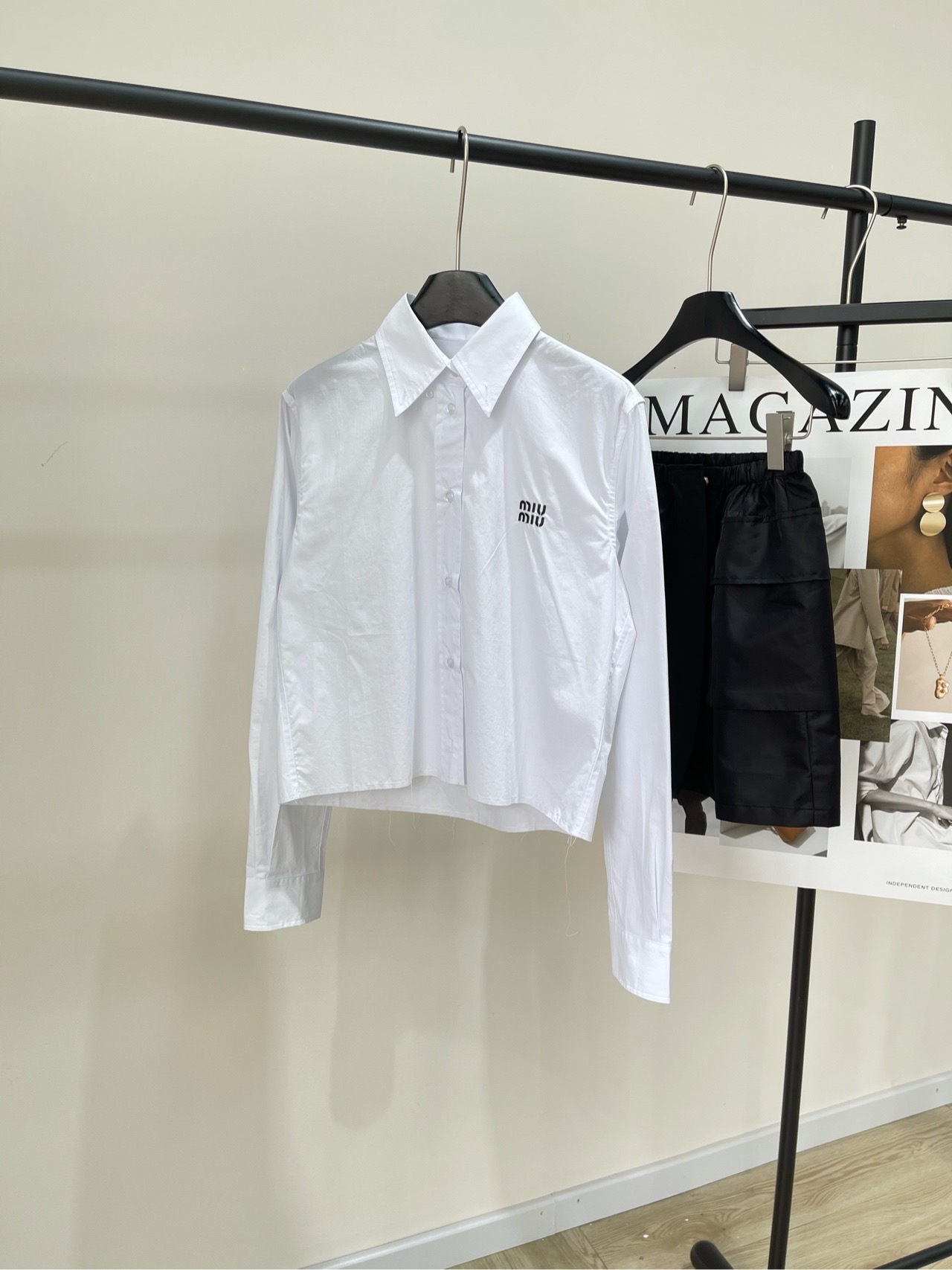 NO:326504,[M white minimalist letter long-sleeved shirt] 20250, fabric is all cotton, color is white, I like the little white shirt, miu*2025 new logo embroidered long-sleeved shirt, imported pure cotton, clean solid-color shirt that can be planted at a glance, college style, playful, age-reducing, youthful, and irresistible, you can't refuse, you can match whatever you want, the short style is very excellent, the decorative three-dimensional logo logo embroidery is super recognizable, and it is a full bonus for matching with shorts and pleated skirts!  Flat size S shoulder width 40, bust 100, garment length 54, sleeve length 62 M shoulder width 41, bust 104, garment length 55, sleeve length 63 L shoulder width 42, bust 108, garment length 56, sleeve length 64 Manual measurement will have 2~3cm errors within the normal range, miumiu, skirts, shorts, shirts, alexander wang19860909【M白色极简字母长袖衬衫】 20250,面料全棉 颜色白色 超喜欢的小白衬衣 miu*2025新款logo刺绣长袖衬衫 进口纯棉,一眼就会就种草的干净纯色衬衫  学院风、俏皮、减龄、青春洋溢于一身 让人无法拒绝 随便怎么搭配都可以 短款版型裁剪非常优秀 装饰立体感logo徽标刺绣辨识度超强 随心搭配短裤、百褶半裙都是满满的加分！ 平铺尺码 S肩宽40,胸围100,衣长54,袖长62 M肩宽41,胸围104,衣长55,袖长63 L肩宽42,胸围108,衣长56,袖长64 手工测量会有2~3cm误差属于正常范围,,miumiu,skirts,shorts,shirts,alexander wang,Women's clothing