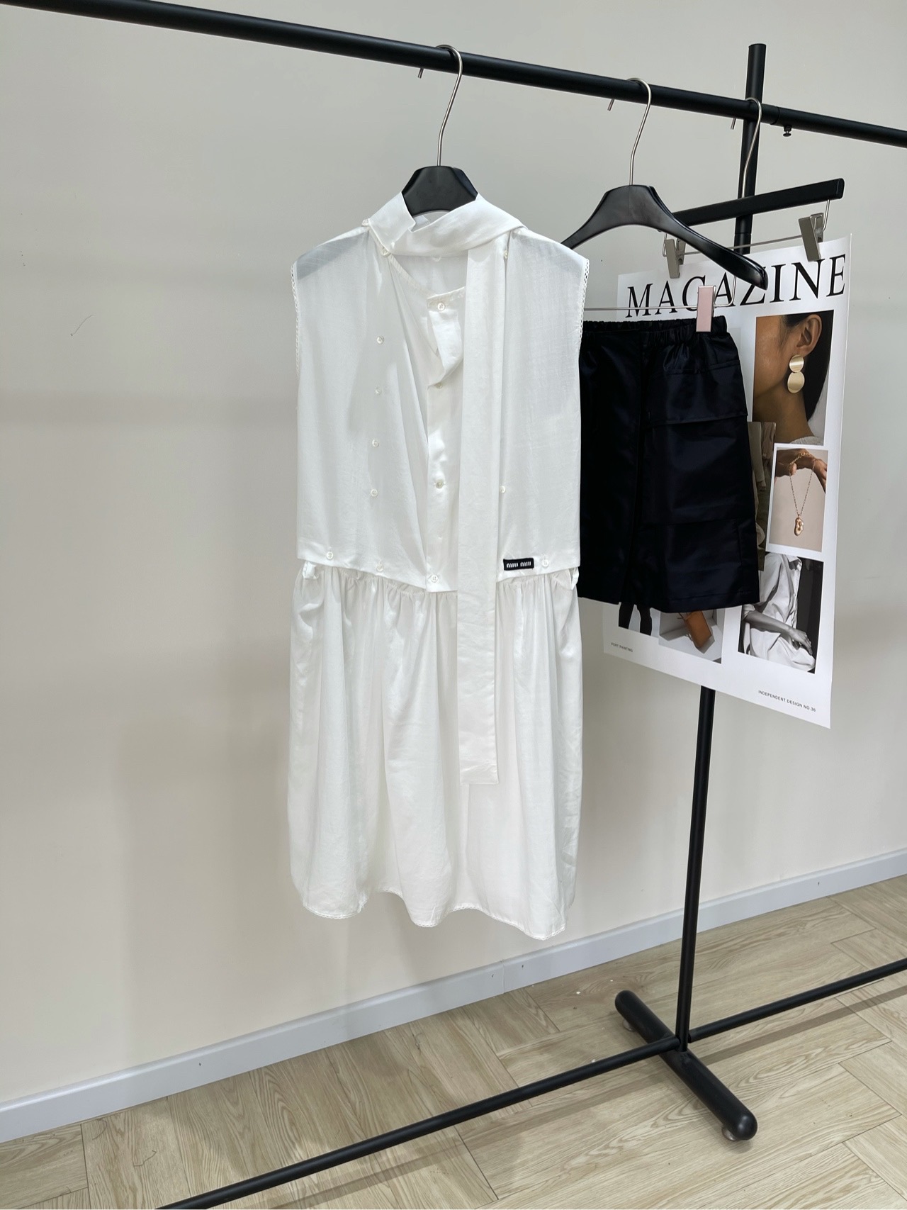 NO:317870,【M white cotton and linen streamer vest skirt】 Fabric cotton and linen color white miu* 2025 spring and summer new design dress This poplin textured dress continues the elements of the fashion show, outlining simple lines with deconstructed design to create a unique outfit Multi-button design, detachable, matched with neckline streamers Full of atmosphere, a super fairy-like vest skirt Flat size S shoulder width 37, bust 96, waist 94, skirt length 93 M shoulder width 38, bust 100, waist 98, skirt length 94 L shoulder width 39, bust 104, waist 102, skirt length 95 Manual measurement will have 2~3cm errors within the normal range, miumiu, skirt 9irt, skirt 104, waist 102, skirt length 9519860909【M白色棉麻飘带背心裙】 面料棉麻 颜色白色 miu*2025春夏新款设计感连衣裙 这款府绸质感连衣裙延续时装秀场元素 以解构设计勾勒简约线条 创造别具一格的穿搭 多纽扣设计,可拆卸,搭配领口飘带 氛围感十足,超级仙的一条背心裙 平铺尺码 S肩宽37,胸围96,腰围94,裙长93 M肩宽38,胸围100,腰围98,裙长94 L肩宽39,胸围104,腰围102,裙长95 手工测量会有2~3cm误差属于正常范围,,miumiu,skirts,alexander wang,Women's clothing