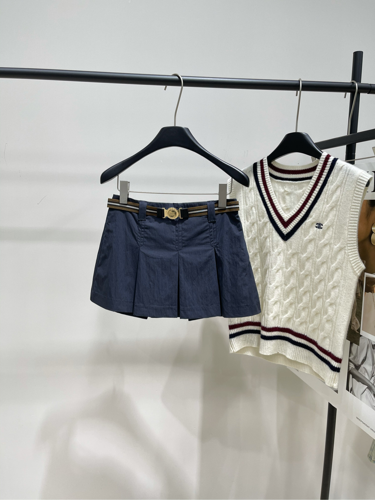 NO:326513,【M hidden blue round buckle belt pleated skirt】, fabric cotton   polyester fiber, color hidden blue Miu25 spring and summer new custom clean cotton fabric, spliced ​​patch embroidery letter metal letter logo belt, excellent texture, age-reducing style, patch letter embroidery, perfect leg shape modification, high street fashionable street explosion artifact, unlimited style, stretching long legs, huge upper body makes you look slimming, custom-made full set of auxiliary accessories, can be matched with any occasion, girl age-reducing style, flat size, S waist 68, skirt length 31 M waist 72, skirt length 32 L waist 76, skirt length 33, manual measurement will have 2~3cm errors belong to the normal range,,miumiu, skirt, alexander wang19860909【M藏蓝圆扣腰带压褶半裙】 ,面料棉 聚酯纤维 颜色藏蓝 Miu25春夏新款定制净色棉质面料 拼接贴布刺绣字母金属字母标志腰带 质感超赞学院减龄风 贴布字母刺绣 完美腿型修饰高街时髦炸街神器 版型无限拉大长腿 上身巨显瘦 定制全套辅料配件 可搭配任意场合需求 少女减龄风十足穿搭 平铺尺码 S腰围68,裙长31 M腰围72,裙长32 L腰围76,裙长33 手工测量会有2~3cm误差属于正常范围,,miumiu,skirts,alexander wang,Women's clothing