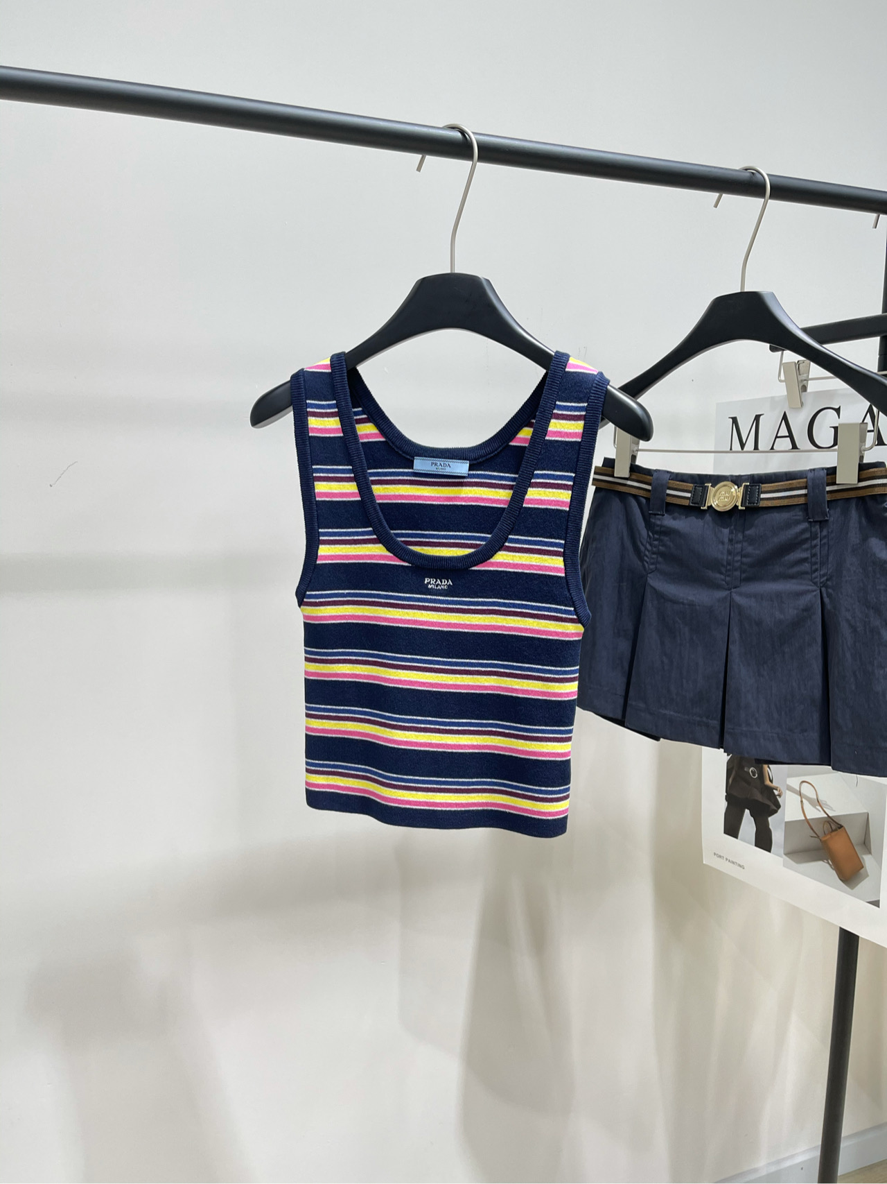 NO:326514,[P hidden blue color striped knitted vest] 2, fabric knitted cotton, color hidden blue color striped, Pra25 early spring new style, spliced ​​logo embroidered letter contrast striped knitted vest, simple and versatile ~ colored candy, contrasting color combination is high-end and fashionable, the chest is decorated with letter logo patterns, slim fit style cut, upper body makes it look slim and figure, single wear in spring and summer, autumn and winter, flat size S shoulder width 30, bust 60 stretch, 47 M shoulder width 31, bust 64 stretch, 48 L shoulder width 32, bust 68 stretch, 49, manual measurement will have 2 to 3cm errors within the normal range,, prada, alexander wang19860909【P藏蓝彩条针织背心】 2,面料针织棉 颜色藏蓝彩条 Pra25早春新款 拼接徽标刺绣字母撞色条纹针织背心 简约百搭～彩色糖果 撞色搭配高级且时髦 胸前饰以字母徽标图案装饰 修身版型剪裁 上身显瘦显身材 春夏单穿 秋冬可内搭 平铺尺码 S肩宽30,胸围60弹力,衣长47 M肩宽31,胸围64弹力,衣长48 L肩宽32,胸围68弹力,衣长49 手工测量会有2～3cm误差属于正常范围,,prada,alexander wang,Women's clothing