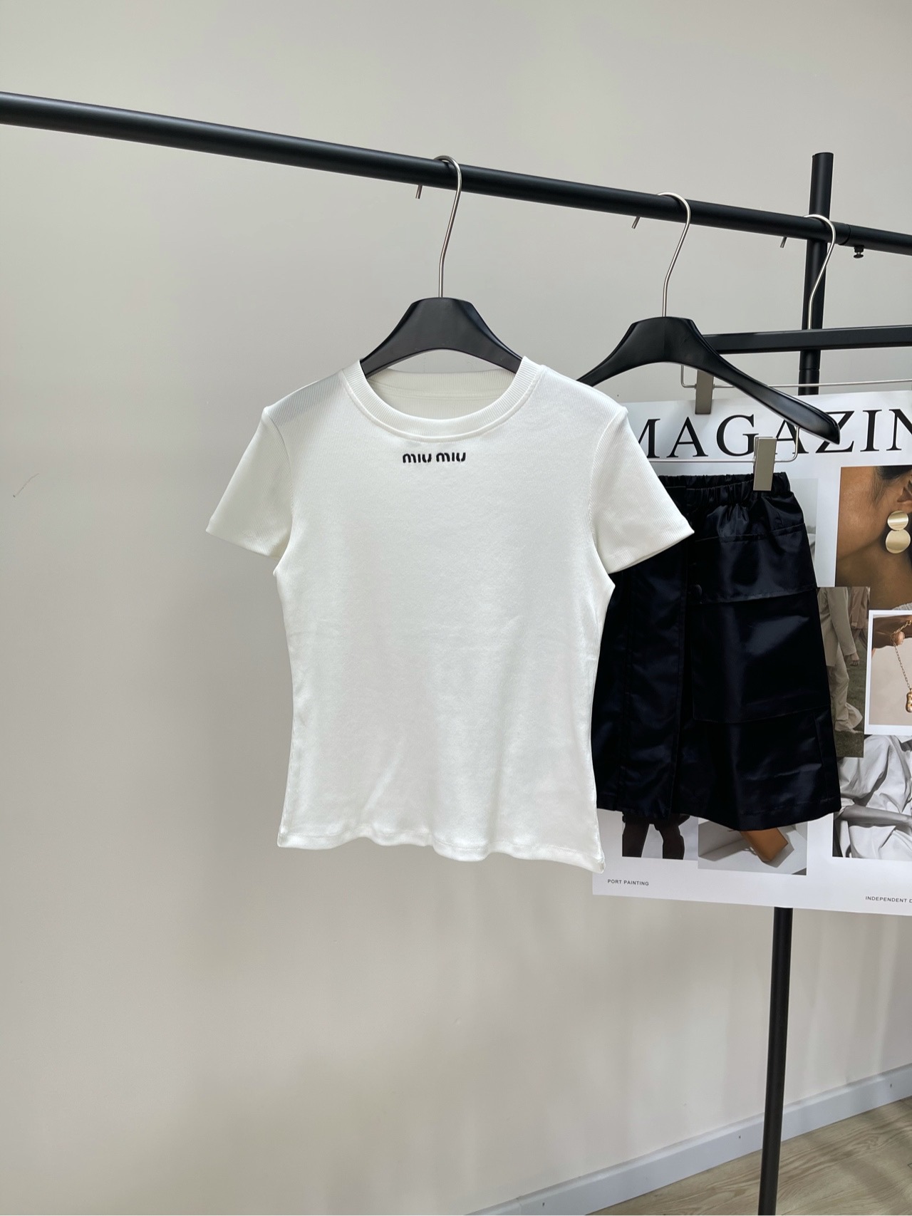 NO:326522,【M white neckline black letter short-sleeved T】 Fabric cotton   spandex Color white miu*2025 spring and summer new short-sleeved T Spring is the season for everything to revive, and it is also a good time to change into new clothes!  Today I want to recommend a new 25Ss spring and summer style for you, with a round neck short-sleeved T-shirt with letters on the chest, which is so beautiful!  The gray tone of this T-shirt is super high-end. It is neither too dull nor too ostentatious. The letter embroidery on the chest is delicate and delicate. Each stitch reveals the brand's care and quality. The round neck design is simple and elegant. The short-sleeved style is very suitable for spring and summer. Flat size S shoulder width 37, bust 80 elastic, 51 length, sleeve length 15 M shoulder width 38, bust 84 elastic, 52 length, sleeve length 16 L shoulder width 39, bust 88 elastic, 53 length, sleeve length 17. There will be 2~3cm errors in manual measurements, belong to the normal range, miumiu, T-shirt,tees, t-shirt,alexander wang19860909【M白色领口黑字母短袖T】 面料棉 氨纶 颜色白色 miu*2025春夏新款短袖T 春天是万物复苏的季节,也是换新衣的好时节！ 今天我要给大家安利一款25Ss春夏新款 白色胸前字母刺绣圆领短袖T恤,简直美到不行！ 这款T恤的灰色调超级高级 既不会过于沉闷,也不会太过张扬 胸前的字母刺绣精致细腻 每一个针脚都透露出品牌的用心和品质 圆领设计简约大方 短袖款式则非常适合春夏季节穿着 平铺尺码 S肩宽37,胸围80弹力,衣长51,袖长15 M肩宽38,胸围84弹力,衣长52,袖长16 L肩宽39,胸围88弹力,衣长53,袖长17 手工测量会有2~3cm误差属于正常范围,,miumiu,T-shirt,tees，t-shirt,alexander wang,Women's clothing