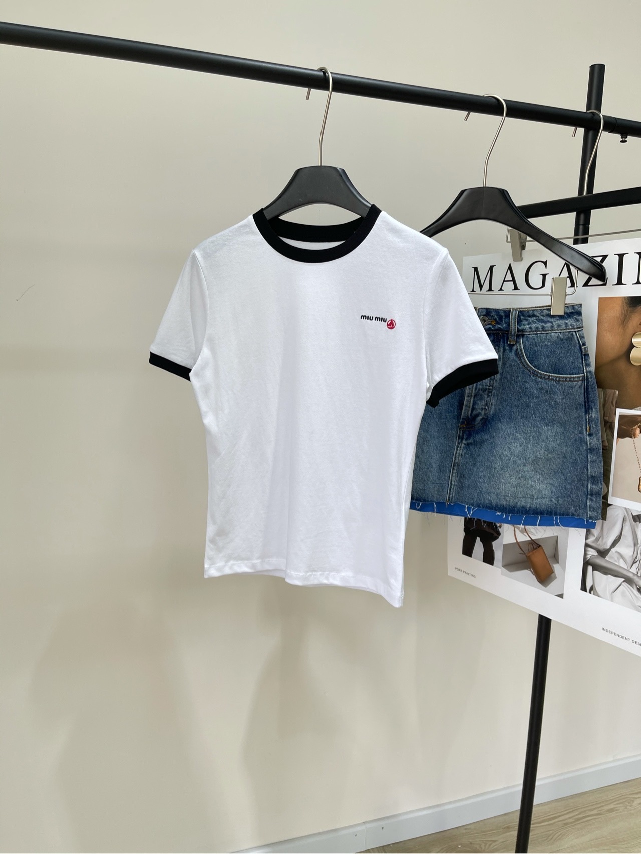 NO:326526,[M black and white color-blocking sailboat embroidered short-sleeved T] 9, fabric is cotton, color white, Miu 25Ss early spring new style, sailboat embroidered round neck short-sleeved T-shirt This T-shirt's embroidered sailboat pattern is simply so beautiful!  Every detail is so exquisite that it is pleasing to the eye like a work of art. The fabric is super soft and skin-friendly, and it is so comfortable to wear on the body!  The short-sleeved design just fits the temperature of early spring. It is neither too hot nor too cold. The round neck design is simple and elegant. It looks super good whether worn alone or with a jacket!  Moreover, the size of this T-shirt is also very good, and it looks super slim when worn. Especially the embroidered sailing pattern, each line is smooth and natural, as if it is really sailing on the sea, full of romance and freedom. Flat size S shoulder width 39, bust 90, cloak length 57, sleeve length 19 M shoulder width 40, bust 94, cloak length 58, sleeve length 20 L shoulder width 41, bust 98, cloak length 59, sleeve length 21 Manual measurement will have 2 to 3cm errors within the normal range, miumiu, jackets & coats, T-shirt,tees, t-shirt, alexander wang19860909【M黑白拼色帆船刺绣短袖T】9,面料全棉 颜色白色 Miu 25Ss早春新款 帆船刺绣圆领短袖T恤 这款T恤的刺绣帆船图案,简直是美哭我了！ 每一个细节都精致到不行 就像是艺术品一样让人赏心悦目 面料超级柔软亲肤,穿在身上舒适极了！ 短袖设计,刚好适合早春的温度 既不会太热也不会太冷 圆领设计,简约大方 无论是单穿还是搭配外套都超级好看！ 而且,这款T恤的尺码也很正 穿上身超级显瘦. 特别是那刺绣的帆船图案 每一个线条都流畅自然 仿佛真的在海上航行一样 充满了浪漫与自由的气息. 平铺尺码 S肩宽39,胸围90,衣长57,袖长19 M肩宽40,胸围94,衣长58,袖长20 L肩宽41,胸围98,衣长59,袖长21 手工测量会有2～3cm误差属于正常范围,,miumiu,jackets & coats,T-shirt,tees，t-shirt,alexander wang,Women's clothing