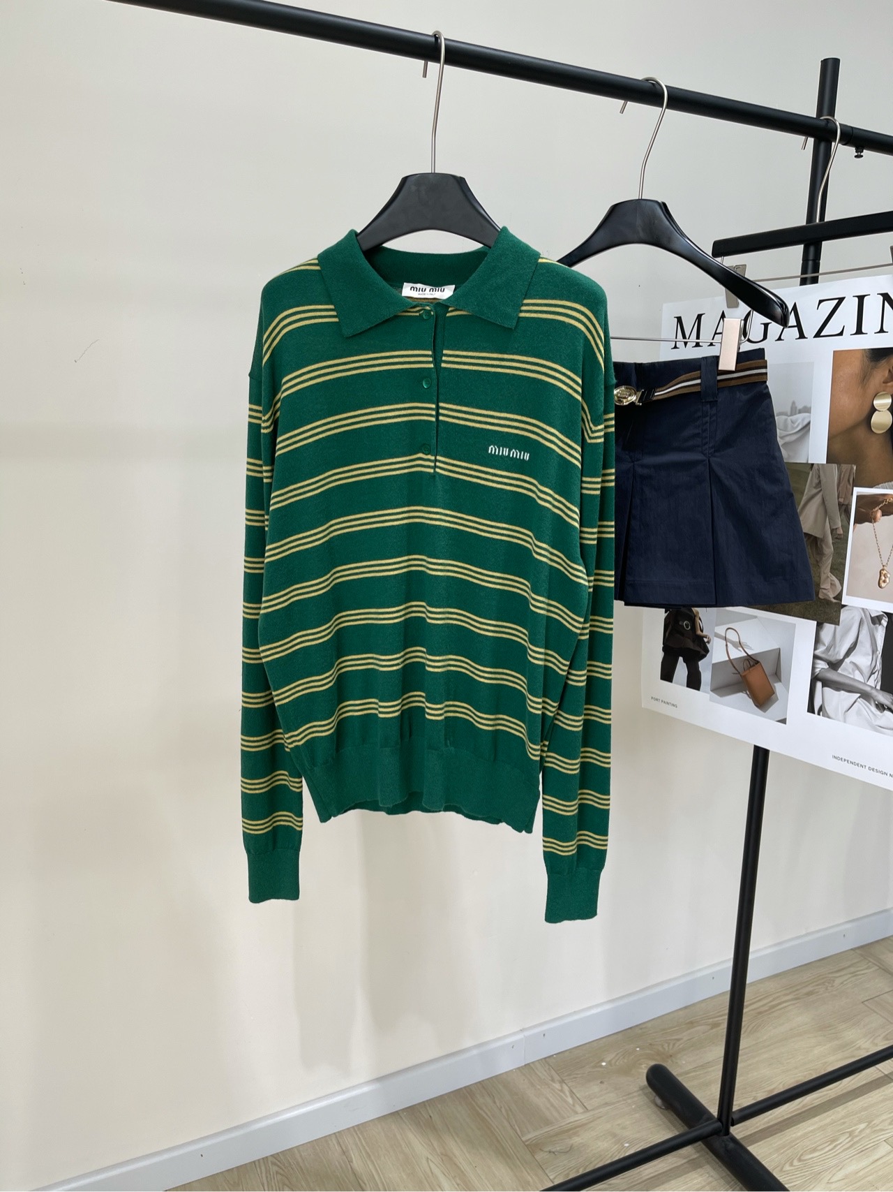 NO:317867,【M yellow and green striped three-button polo sweater】 Fabric cashmere blended color dark green stripes Miu25 spring and summer new French light luxury jacquard letters Striped design lapel knitted button cardigan top shipment pattern needle contrast design gives high-end texture The atmosphere of early spring is directly full Custom imported yarn knitted fabric with good breathability, comfortable and not stuffy wear The design shows the sexy and charm of women and has a high-end luxury temperament Flat size S shoulder width 48, bust 110, length 65, sleeve length 67 M shoulder width 49, bust 114, length 66, sleeve length 68 L shoulder width 50, bust 118, length 67, sleeve length 69 Manual measurement will have 2~3cm errors within the normal range, miumiu, alexander wang19860909【M黄绿条纹三扣polo针织衫】 面料羊绒混纺 颜色深绿条纹 Miu25春夏新款 法式轻奢提花字母 条纹设计翻领针织纽扣开衫上衣出货 图案针法撞色设计 赋予高级质感 早春氛围直接拉满 定制进口纱线针织面料 透气性好,穿着舒适不闷热 设计展现了女性的性感与妩媚 同时有高级奢侈的气质 平铺尺码 S肩宽48,胸围110,衣长65,袖长67 M肩宽49,胸围114,衣长66,袖长68 L肩宽50,胸围118,衣长67,袖长69 手工测量会有2~3cm误差属于正常范围,,miumiu,alexander wang,Women's clothing