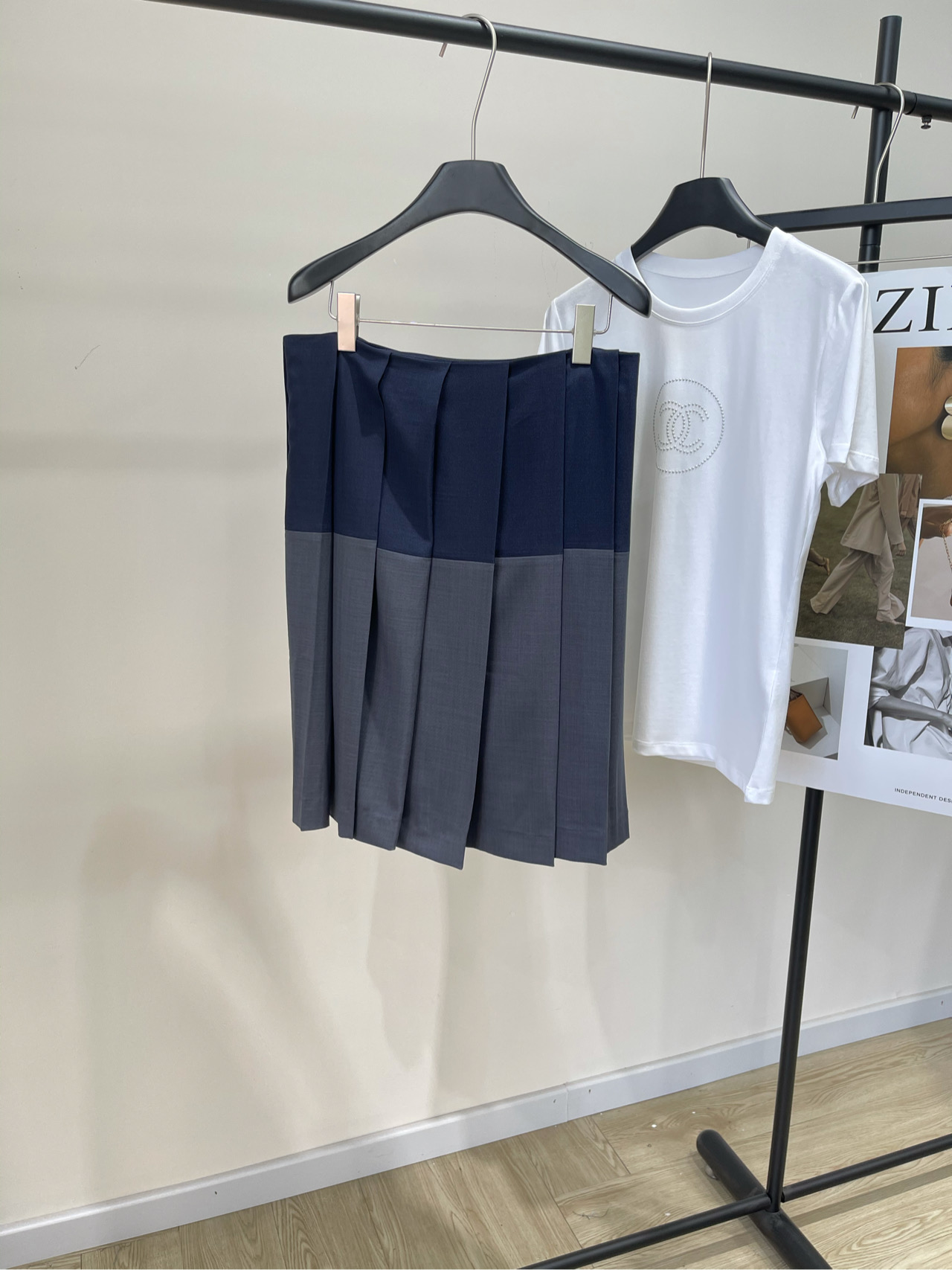 NO:317864,【M gray-blue spliced ​​low-waist pleated mid-length skirt】 Fabric worsted wool color gray-blue color-blocked Miu25 early spring new style Mohair wool worsted fabric spliced ​​patch embroidered letter skirt Excellent texture Academic age-reducing style Appliance letter embroidery, perfect leg shape modification High street fashionable street-flooring artifact Unlimited style Pulling long legs Big upper body slimming Customized full set of auxiliary accessories Can be matched with any occasions Girls' age-reducing style Full outfit Flat size S waist 78, skirt length 57 M waist 82, skirt length 58 L waist 86, skirt length 59 Manual measurement will have 2~3cm errors within the normal range, miumiu, skirt, alexander wang19860909【M灰蓝拼接低腰百褶中长裙】 面料精纺羊毛 颜色灰蓝拼色 Miu25早春新款 马海毛绵羊毛精纺面料 拼接贴布刺绣字母半裙 质感超赞学院减龄风 贴布字母刺绣,完美腿型修饰 高街时髦炸街神器 版型无限拉大长腿 上身巨显瘦 定制全套辅料配件 可搭配任意场合需求 少女减龄风十足穿搭 平铺尺码 S腰围78,裙长57 M腰围82,裙长58 L腰围86,裙长59 手工测量会有2~3cm误差属于正常范围,,miumiu,skirts,alexander wang,Women's clothing