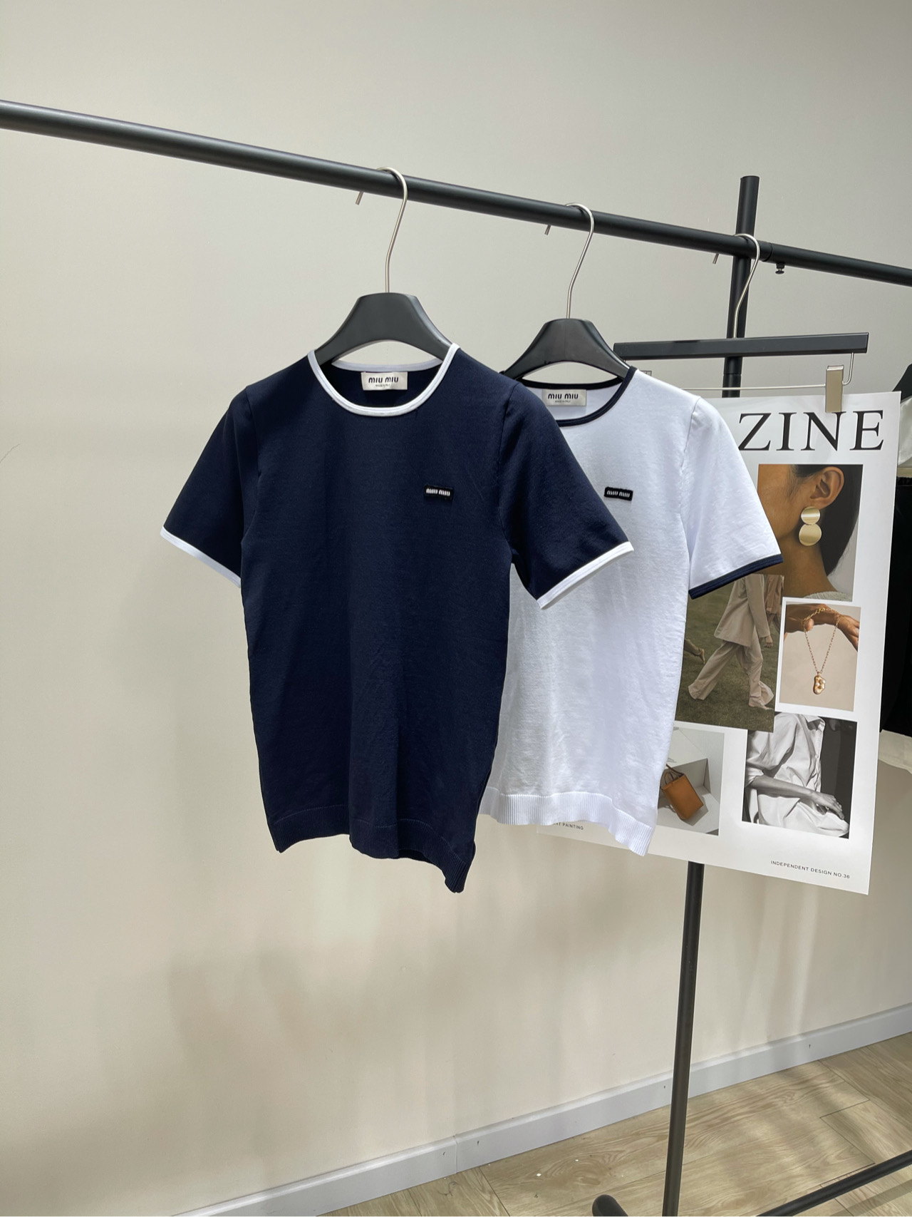 NO:317858,[M logo contrasting edge knit round neck short sleeves] Fabric cotton   nylon blended yarn color hidden blue, white Miu25 early spring new spliced ​​contrasting color round neck jacquard letters Knitted short sleeve T-shirt shipped high-quality design Round neck jacquard letters Girl age reduction is very high-end and durable, fashionable fabric is made of high-quality cotton, both warm and fashionable!  It is simply the best match in early spring. 100% return rate. Slim fit style. S shoulder width 36, bust 76 elasticity, 60 length, sleeve length 22 M shoulder width 37, bust 80 elasticity, 61 length, sleeve length 23 L shoulder width 38, bust 84 elasticity, 62 length, sleeve length 24 Manual measurement will have 2~3cm errors that fall within the normal range, miumiu, T-shirt,tees, t-shirt,alexander wang19860909【M徽标撞色边针织圆领短袖】 面料棉 锦纶混纺纱 颜色藏蓝,白色 Miu25早春新款拼接撞色圆领提花字母 针织短袖T恤出货高定设计 圆领提花字母 少女减龄非常高级耐看 时尚感爆棚面料采用高品质棉料 既保暖又时尚！简直是早春最佳搭配 回头率百分百 修身版型 平铺尺码 S肩宽36,胸围76弹力,衣长60,袖长22 M肩宽37,胸围80弹力,衣长61,袖长23 L肩宽38,胸围84弹力,衣长62,袖长24 手工测量会有2~3cm误差属于正常范围,,miumiu,T-shirt,tees，t-shirt,alexander wang,Women's clothing