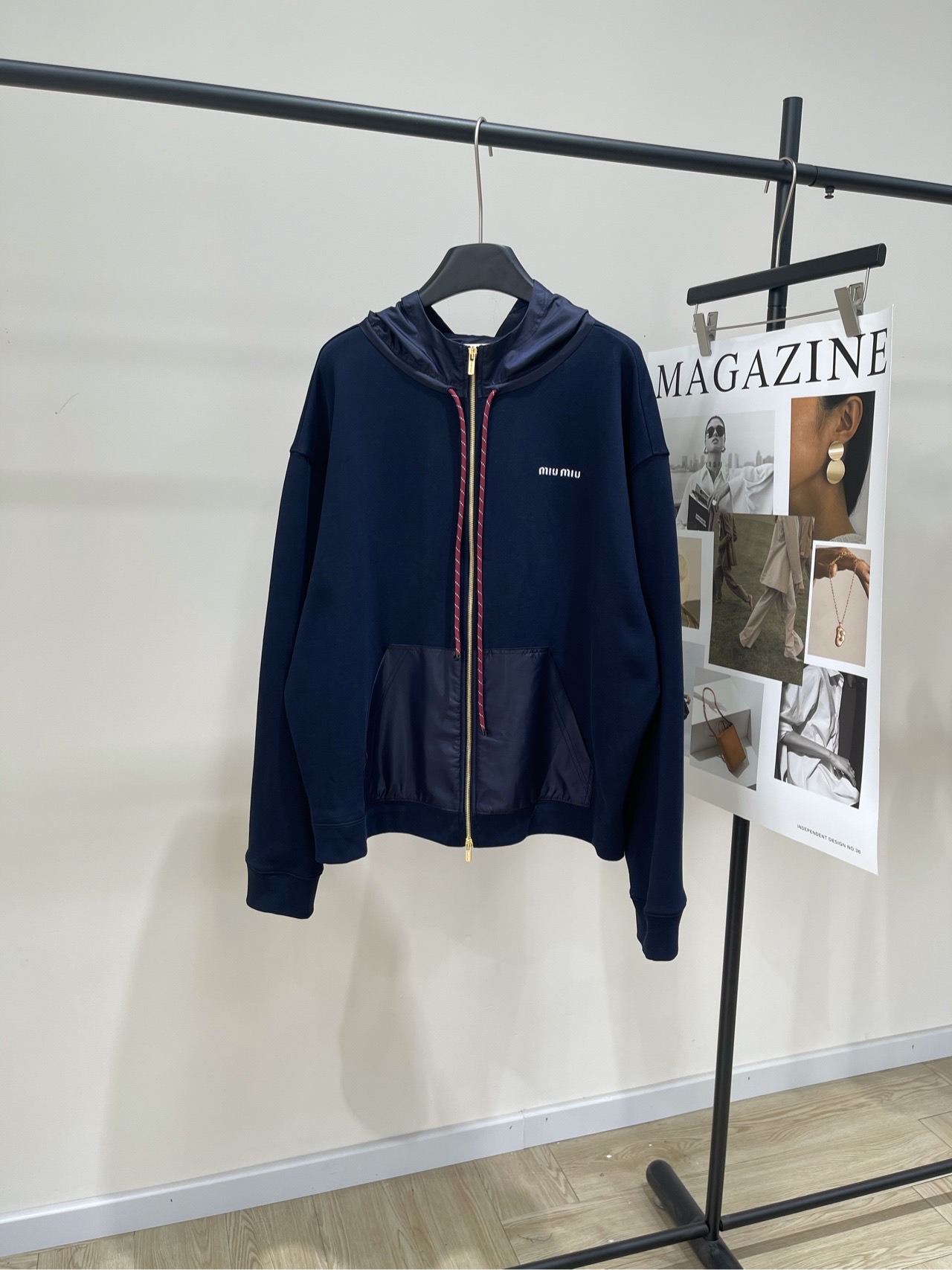 NO:317852,[M hidden blue and red rope spliced ​​hooded sweatshirt coat] Fabric terry cotton   recycled nylon Color hidden blue Miu25 early spring new heavy industry contrast embroidered letters Metal zipper drawstring sweatshirt coat shipped with pockets on both sides Spliced ​​memory silk sports fabrics All-match styles can be matched for any occasion A perfect hot girl~ Retro washing The whole sweatshirt adopts retro washing and stir-fried color design. Embroidered letter patterns on the chest Customized metal hardware Very good to match High-quality fabric The upper body is really comfortable Flat size S shoulder width 59, bust 136, 63, sleeve length 62 M shoulder width 60, bust 140, 65, sleeve length 63 L shoulder width 61, bust 144, 67, sleeve length 64  Manual measurement will have 2~3cm errors within the normal range, miumiu, hoodie, sweatshirts, jackets & coats, hats, alexander wang19860909【M藏蓝红绳拼接连帽卫衣外套】 面料毛圈棉 再生锦纶 颜色藏蓝 Miu25早春新款重工撞色刺绣字母 金属拉链抽绳卫衣外套出货 两侧口袋拼接记忆丝运动面料 百搭款十足可以搭配任意场合 妥妥的辣妹一枚～ 复古水洗 整件卫衣采用复古水洗炒色设计 胸口有刺绣字母图案 定制金属五金 很好搭 高品质面料 上身真的很舒适 平铺尺码 S肩宽59,胸围136,衣长63,袖长62 M肩宽60,胸围140,衣长65,袖长63 L肩宽61,胸围144,衣长67,袖长64 手工测量会有2~3cm误差属于正常范围,,miumiu,hoodie,sweatshirts,jackets & coats,hats,alexander wang,Women's clothing