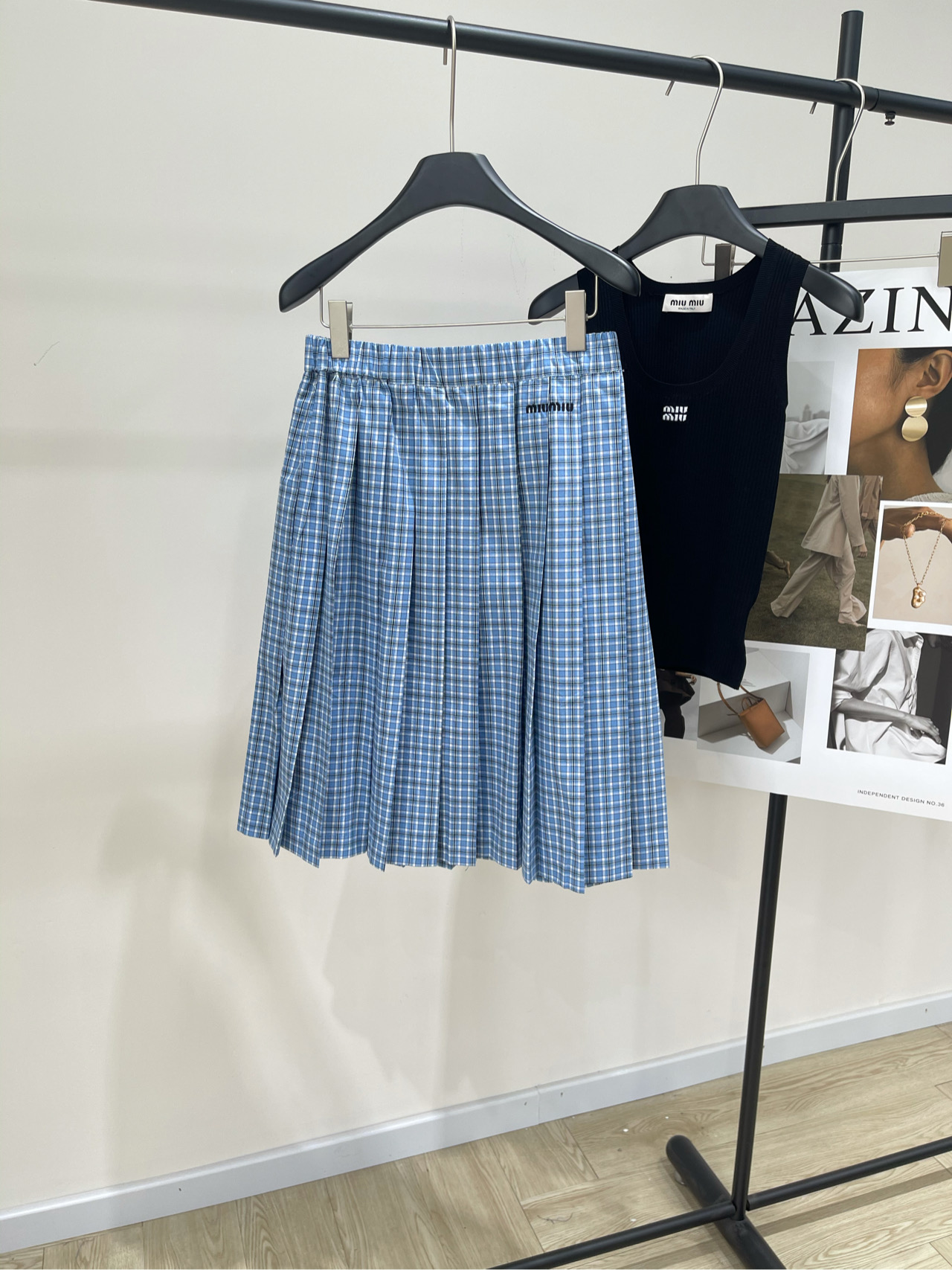 NO:317875,【M large blue plaid pleated mid-length skirt】Fabric cotton color large blue plaid 25SS miu* new large blue plaid pleated mid-length skirt with wide belt elastic elastic adjustment design, not picky, very versatile, waist side embroidered letter logo pattern, cotton fabric comfortable and versatile, flat size without lining S waist circumference 66 elastic, hip circumference, skirt length 61 M waist circumference 70 elastic, hip circumference, skirt length 62 L waist circumference 74 elastic, hip circumference, skirt length 63 manual measurement will have 2~3cm errors within the normal range, miumiu, skirt circumference, alexander wang19860909【M大蓝格纹百褶中长裙】 面料全棉 颜色大蓝格纹 25SS miu*新款大蓝格纹百褶中长裙 宽腰带弹力松紧调节设计 不挑人,很百搭 腰间侧面刺绣字母logo图案 全棉面料舒适百搭 平铺尺码无内衬 S腰围66弹力,臀围不限,裙长61 M腰围70弹力,臀围不限,裙长62 L腰围74弹力,臀围不限,裙长63 手工测量会有2~3cm误差属于正常范围,,miumiu,skirts,alexander wang,Women's clothing