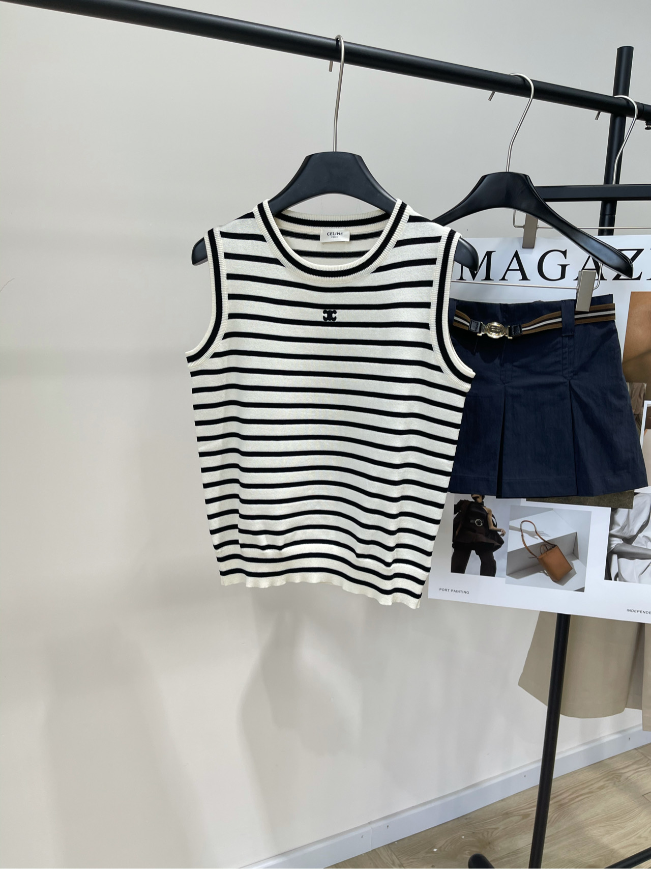 NO:317857,[ce rice black striped knitted vest] Fabric cotton   linen Color rice black striped Striped knitted vest, official website synchronized, with its simple but stylish design, it has become a classic choice in the wardrobe. The exquisite and compact embroidery logo on the chest shows the charm of the brand in a low-key manner. The details show the true seal. The delicate knitting craftsmanship brings a comfortable wearing experience. It can be easily controlled whether it is single or inner wear. The striped elements are classic and eternal, and do not pick on the figure or age. It is a versatile artifact to create daily casual or elegant commuting style. Choose it, and choose a fashionable attitude that will never go wrong, so that every match becomes a manifestation of confidence and taste. Flat size S shoulder width 35, bust 84 elastic, 53 M shoulder width 36, bust 88 elastic, 54 L shoulder width 37, bust 92 elastic, 55  Manual measurement will have 2~3cm errors within the normal range, alexander wang19860909【ce米黑条纹针织背心】 面料棉 亚麻 颜色米黑条纹 条纹针织背心,官网同步 以其简约而不失格调的设计 成为衣橱中的经典之选 胸前精致小巧的刺绣logo 低调中彰显品牌魅力 细节之处见真章 细腻的针织工艺 带来舒适的穿着体验 无论是单穿还是内搭都能轻松驾驭 条纹元素经典永恒,不挑身材不挑年龄 是打造日常休闲或优雅通勤造型的百搭神器 选择它,即是选择了一份永不会出错的时尚态度让每一次搭配都成为自信与品味的展现 平铺尺码 S肩宽35,胸围84弹力,衣长53 M肩宽36,胸围88弹力,衣长54 L肩宽37,胸围92弹力,衣长55 手工测量会有2~3cm误差属于正常范围,,alexander wang,Women's clothing