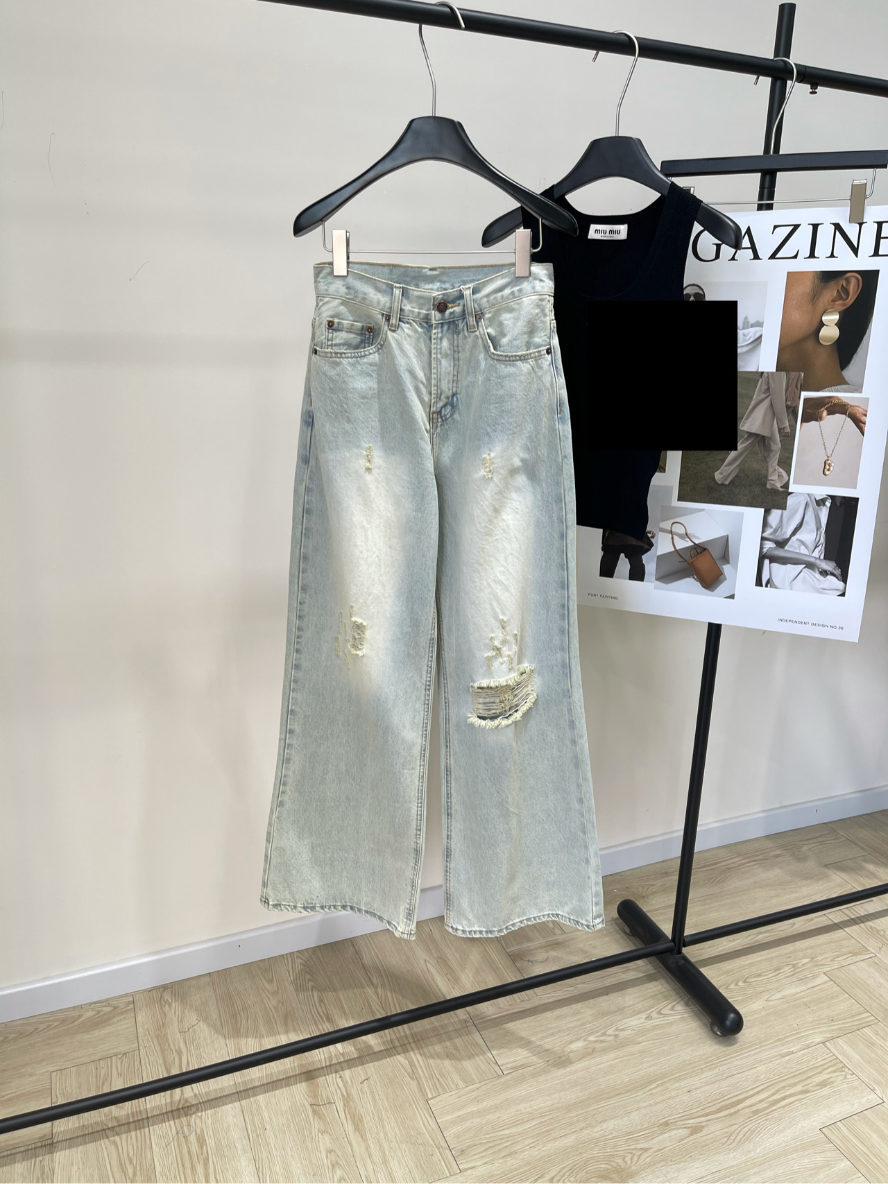 NO:317851,【AC light blue knee ripped denim trousers】 Fabric denim cotton color light blue ACN* old dirty dyed ripped jeans spring and summer eye-catching pants A treasure item for pear-shaped body. It can also take into account the dual needs of fashion while modifying the leg shape. The trouser body is purely handmade irregularly worn and ripped trousers. The fabric is made of cotton denim. The upper body is gentle and the color is also customized dyed and dirty dyed. Flat size S waist 68, hip 102, pants length 109 M waist 72, hip 106, pants length 110 L waist 76, hip 110, pants length 111 Manual measurement will have 2~3cm errors that fall within the normal range, , jeans, alexander wang19860909【AC浅蓝膝盖破洞牛仔长裤】 面料牛仔棉 颜色浅蓝 ACN*做旧脏染破洞牛仔裤 春夏吸睛裤 堪称梨形身材的宝藏单品 修饰腿型之余还能兼顾时髦双重需求 裤身纯手工做的不规则磨破破洞设计 面料采用的是全棉牛仔 上身狠温柔 颜色也是定制定染做旧脏染设计 平铺尺码 S腰围68,臀围102,裤长109 M腰围72,臀围106,裤长110 L腰围76,臀围110,裤长111 手工测量会有2~3cm误差属于正常范围,,jeans,alexander wang,Women's clothing