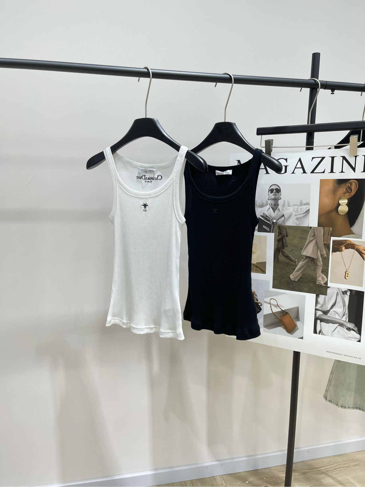 NO:317841,[CD bee embroidered small suspender] Fabric cotton   spandex, white and black, you should wear it boldly in summer. Dio* CD bee embroidered casual vest, versatile and versatile, fashionable and fashionable, exposed waist and slimming!  The upper body effect is amazing and the explosion is good!  Whether it is daily wear or gym sleeveless tops, fashionable items, fashionable, minimalist outfits, what to wear for vacation, flat size S shoulder width 29, bust 60 elastic, garment length 56 M shoulder width 30, bust 64 elastic, garment length 57 L shoulder width 31, bust 68 elastic, garment length 58. There will be 2-3cm errors in manual measurement, belong to the normal range, dior, alexander wang19860909【CD蜜蜂刺绣小吊带】 面料棉 氨纶 颜色白色、黑色 夏天就要大胆穿 Dio* CD蜜蜂刺绣休闲小背心 万能百搭 时髦洋气、露腰又显瘦！ 上身效果惊艳 好看到爆炸！ 不管是日常穿搭还是健身房 无袖上衣 时髦单品 时髦  极简穿搭 度假穿什么  平铺尺码 S肩宽29,胸围60弹力,衣长56 M肩宽30,胸围64弹力,衣长57 L肩宽31,胸围68弹力,衣长58 手工测量会有2～3cm误差属于正常范围,,dior,alexander wang,Women's clothing