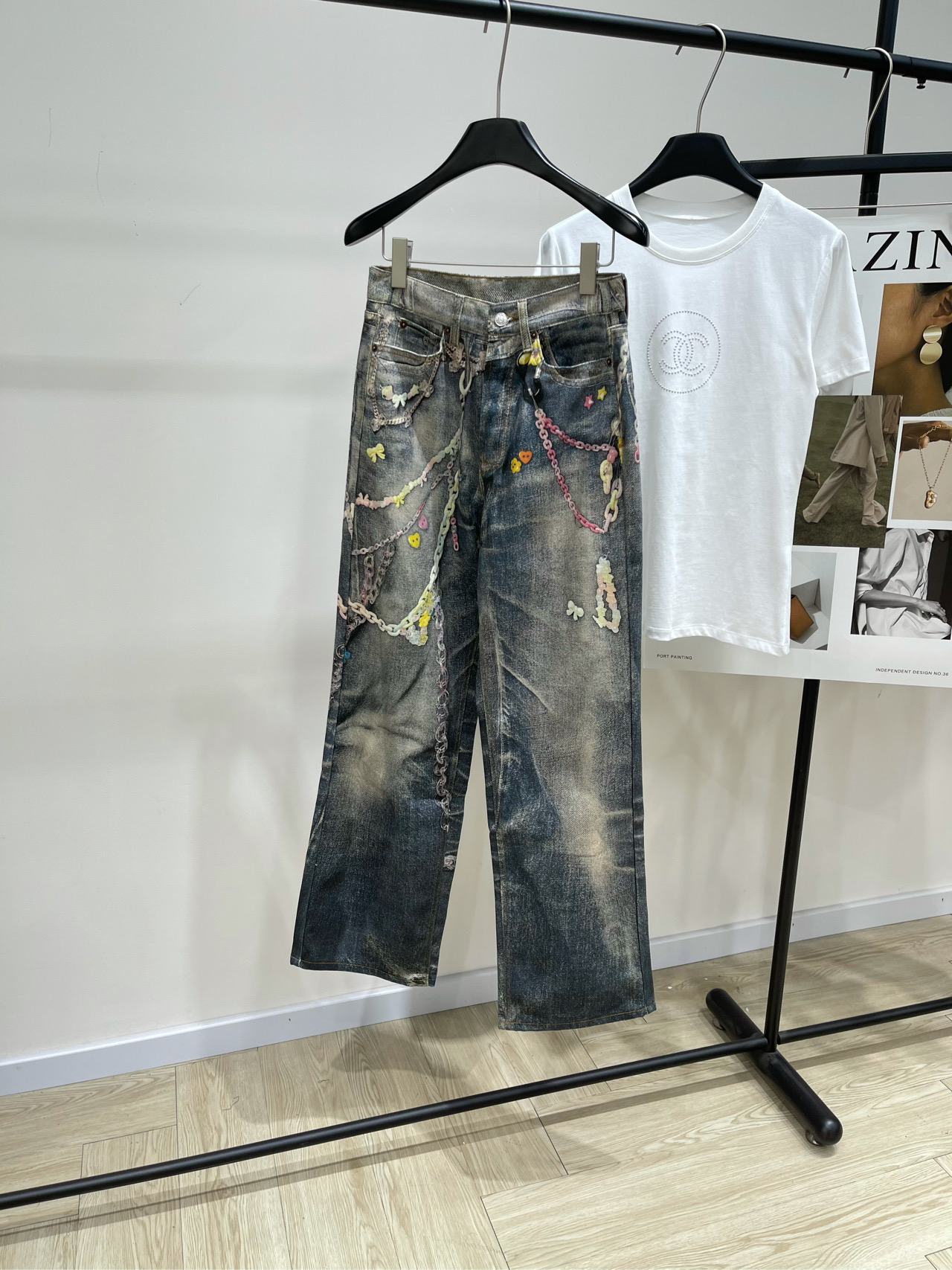 NO:317837,[AC Personalized 3D Chain Printed Jeans] Fabric denim cotton Color picture color 25ss Loose 3D Chain Printed Wide-Level Straight Jeans Gong Jun and Liu Haoran same style - 1981 Straight Trousers Interpret the trendy attitude with chain printing and wide-leg design. Straight-piece cut is smooth and neat, inclusive of multiple leg shapes. Cleverly modify the leg lines and show a straight and slender visual effect. Selected high-weight pure denim cotton fabrics are soft and skin-friendly and tough, washed and used to make old-fashioned processes to present a natural retro texture. Every detail shows ingenuity. The trouser body is embellished with colorful 3D chain printing. The irregularly arranged design breaks the convention and gives the overall agility and visual tension, full of personality. The indispensable trouser outfits for trendy people. Flat size S waist 66, hip 96, pants length 107  M waist circumference 70, hip circumference 100, pants length 108 L waist circumference 74, hip circumference 104, pants length 109 Manual measurement will have 2~3cm errors within the normal range, jeans, alexander wang19860909【AC个性3D链条印花牛仔裤】 面料牛仔棉 颜色图片色 25ss 宽松3D链条印花阔腿直筒牛仔裤 龚俊、刘昊然同款—1981直筒裤 以链条印花与阔腿设计诠释潮流态度 直筒剪裁流畅利落,包容多种腿型 巧妙修饰腿部线条 展现笔直修长的视觉效果 精选高克重纯牛仔棉面料 柔软亲肤且富有韧性,经水洗做旧工艺处理 呈现出自然的复古纹理 每一处细节都彰显匠心. 裤身点缀彩色3D链条印花 不规则排列的设计打破常规 赋予整体灵动感与视觉张力,个性十足 潮人穿搭中不可或缺的裤装单品 平铺尺码 S腰围66,臀围96,裤长107 M腰围70,臀围100,裤长108 L腰围74,臀围104,裤长109 手工测量会有2~3cm误差属于正常范围,,jeans,alexander wang,Women's clothing