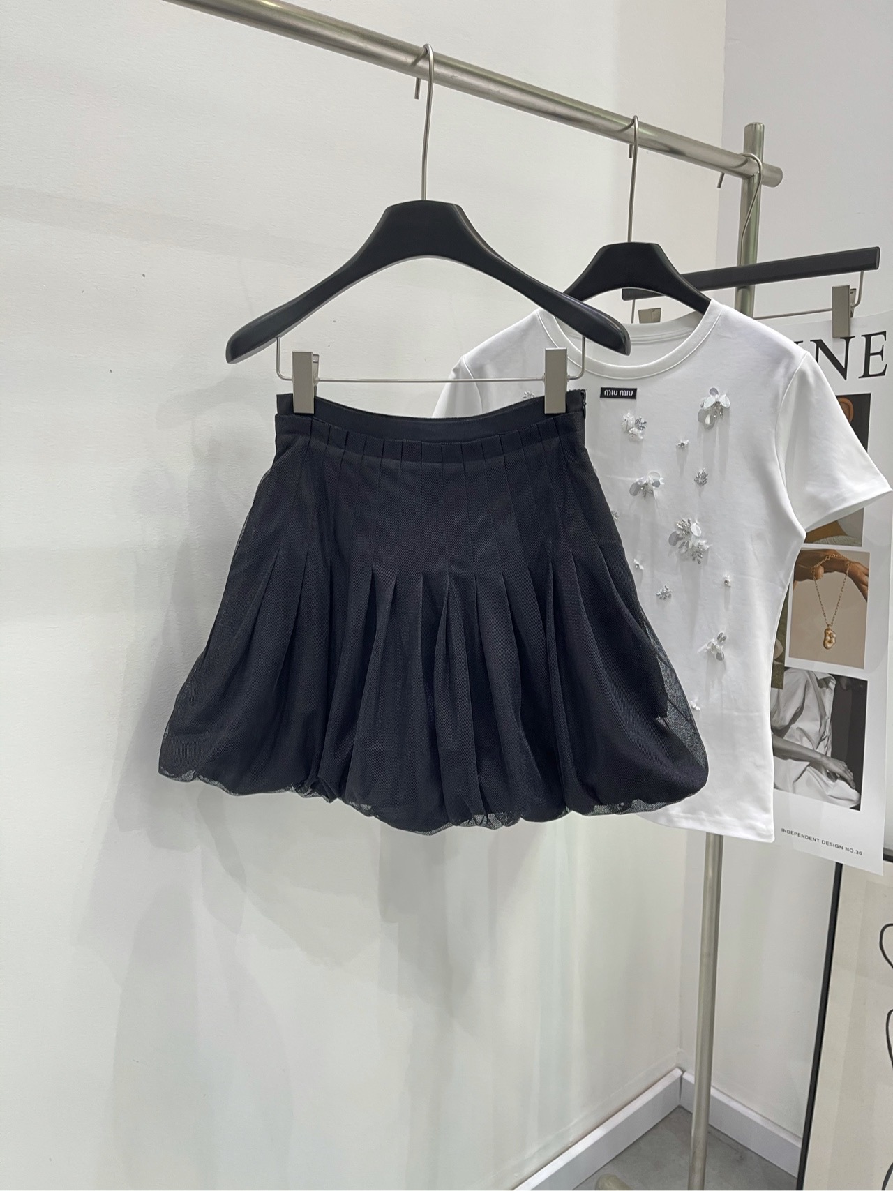 NO:318658,【D black mesh skirt】 Fabric polyester fiber   mesh color black Dio*AW new mesh skirt Low-key at a glance A stunning look A beautiful fairy Custom D home mesh yarn is super good-looking, beautiful fairy The length of the skirt can show the body proportions well, and keep it elegant and steady, and can hold all occasions. The lining is silky and soft, comfortable and easy to wear. Very versatile. Flat size S waist 66, hip 116, skirt length 42 M waist 70, hip 120, skirt length 43 L waist 74, hip 124, skirt length 44 Manual measurement will have 2~3cm errors within the normal range, dior, dior, skirt, alexander wang19860909【D黑色网纱半裙】 面料聚酯纤维 网纱 颜色黑色 Dio*AW新款 网纱半裙 一眼低调 细看惊艳的一款 定制D家网纱超好看 唯美仙女 半身裙中这个长度能很好展现身材比例 又保持优雅稳重能hold住各种场合 里衬丝滑柔光感 舒适好穿 非常百搭  平铺尺码 S腰围66,臀围116,裙长42 M腰围70,臀围120,裙长43 L腰围74,臀围124,裙长44 手工测量会有2~3cm误差属于正常范围,,dior,dior,skirts,alexander wang,Women's clothing