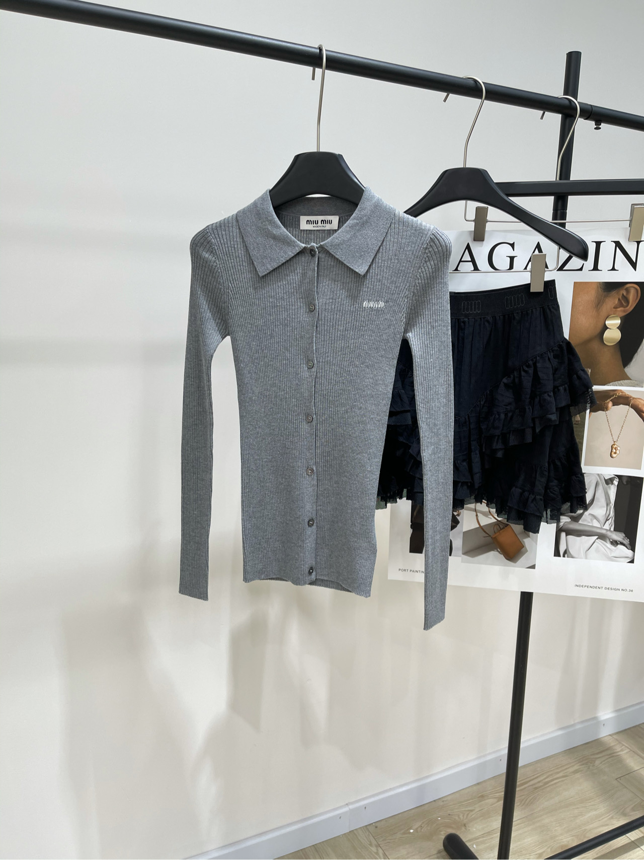 NO:318652,[M Temperature Gray Thin High-Elastic Polo Sweater] Fabric Wool Blended Color Temperature Gray * ｜Logo Slim Cardigan 25SS Early Spring New Style is New!  Logo slim-fit knitted cardigan, logo embroidered logo, college style, slim fit style to show your figure, the upper body is versatile and beautiful~ can be matched with a pleated skirt!  Good elastic texture wool blended yarn slim and slim. Flat size S shoulder width 29, bust 58 elastic, garment length 59, sleeve length 62 M shoulder width 30, bust 62 elastic, garment length 60, sleeve length 63 L shoulder width 31, bust 66 elastic, garment length 61, sleeve length 64 Manual measurement will have 2~3cm errors within the normal range, skirts, alexander wang19860909【M气质灰薄款高弹polo针织衫】 面料绵羊毛混纺 颜色气质灰 * ｜徽标修身开衫 25SS早春新款上新！ 徽标修身针织开衫,徽标刺绣logo 学院风拉满,修身的版型显身材 上身百搭好看～ 可搭配百褶半裙！ 好弹力质感绵羊毛混纺纱线 修身显瘦 平铺尺码 S肩宽29,胸围58弹力,衣长59,袖长62 M肩宽30,胸围62弹力,衣长60,袖长63 L肩宽31,胸围66弹力,衣长61,袖长64 手工测量会有2~3cm误差属于正常范围,,skirts,alexander wang,Women's clothing