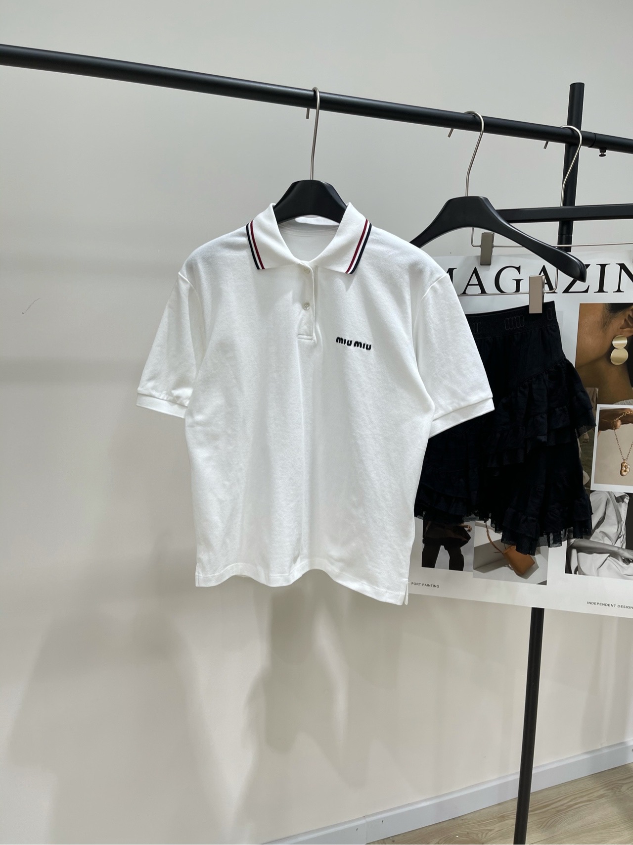 NO:318649,【M white colored collar polo short-sleeved T】 Fabric beaded floor cotton color white 25 spring and summer new style embroidered logo beaded floor cotton polo lapel short-sleeved set of simple, leisurely and elegant Reinterpreting the new perspective of classic style with details Beaded floor cotton fabric, with eye-catching inlay logo on the front, highlighting style, polo lapel button placket details Overall natural and neat tailoring outline beautifying the proportion of the avatar, layered outfits and switching to the modern style, loose and large-size pieces, flat size S shoulder width 44, bust 98, 57, sleeve length 22 M shoulder width 45, bust 102, 58, sleeve length 23 L shoulder width 46, bust 106, 59, sleeve length 24 Manual measurement will have 2 to 3cm errors within the normal range, T-shirt, alexander wang19860909【M白色彩边领polo短袖T】 面料珠地棉 颜色白色 25春夏新款 刺绣徽标珠地棉polo翻领短袖 简约闲适与优雅兼具的设定上 以细节重释经典款的新视角 珠地棉质面料,正面点缀醒目的嵌花徽标 彰显格调,polo翻领纽扣开襟细节 整体自然利落剪裁 勾勒美化身段比例 叠穿搭配切换自如呈现摩登格调的单品 宽松大版型用料足 平铺尺码 S肩宽44,胸围98,衣长57,袖长22 M肩宽45,胸围102,衣长58,袖长23 L肩宽46,胸围106,衣长59,袖长24 手工测量会有2～3cm误差属于正常范围,,T-shirt,alexander wang,Women's clothing