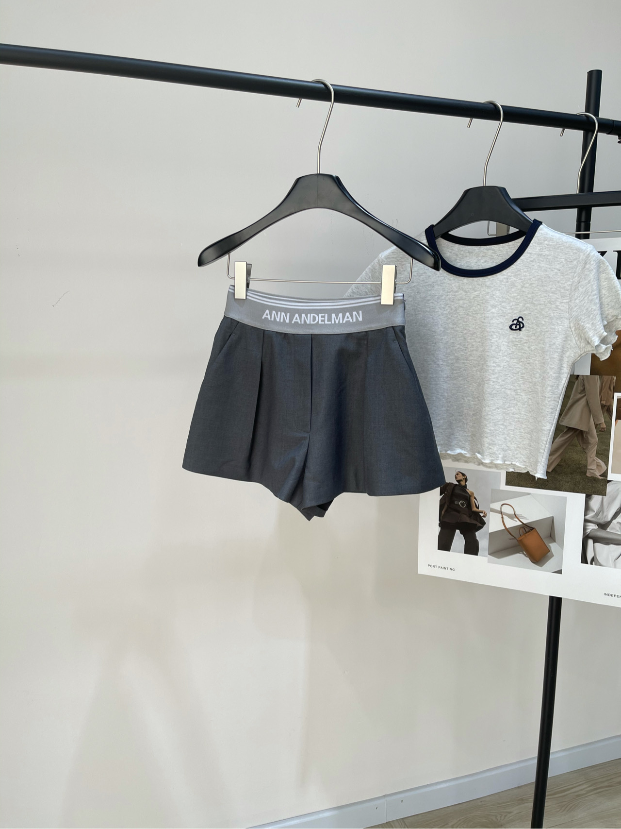 NO:318626,【Ann Gray Webbing Casual Shorts】 Fabric Viscose   Polyester Color Gray Spring and summer new contrasting webbing waist letters decorate high waist wide-leg shorts!  New products for popular shorts are released. The huge and beautiful pants are OK with all kinds of T-shirts and shirts!  A formal and daily tuning!  Unsaturated gray color matching is very high-end!  Flat size S waist circumference 60 elasticity, hip circumference 98, trousers length 34 M waist circumference 64 elasticity, hip circumference 102, trousers length 35 L waist circumference 68 elasticity, hip circumference 106, trousers length 36 Manual measurement will have 2~3cm errors within the normal range, shorts,shirts,alexander wang19860909【Ann灰色织带休闲短裤】 面料粘胶 聚酯纤维 颜色灰色 春夏新款撞色织带腰字母装饰高腰阔腿小短裤！ 爆款小短裤又出新品 巨好看的裤型 搭配各类体恤衬衫都OK！ 正式中带一点日常的调调！ 不饱和灰配色巨高级！ 平铺尺码 S腰围60弹力,臀围98,裤长34 M腰围64弹力,臀围102,裤长35 L腰围68弹力,臀围106,裤长36 手工测量会有2~3cm误差属于正常范围,,shorts,shirts,alexander wang,Women's clothing