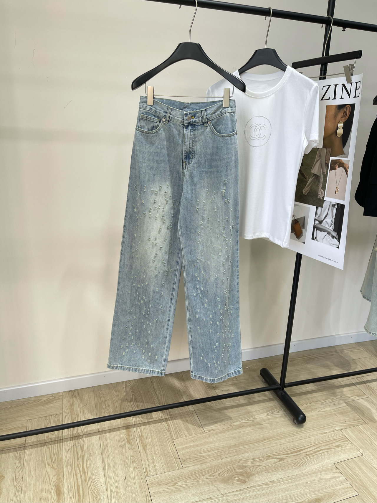 NO:318635,【Ann light blue hole denim trousers】 Fabric denim cotton color light blue 25ss high waist straight rule destroying jeans - Cheng Xiao and Liu Xijun same style. It is known for its pioneering and fashionable feeling. This item breaks the routine and shows the unique design core. Light blue denim background The trousers are decorated with starry edges and holes. Details and toughness add to the unruly street sex. Soft and tough denim cotton fabric. Details and elements complement each other. The high-waisted style lengthens the leg lines. The wide-leg pants are equipped with various leg shapes, and they are easy to match. It is full of personality but not ostentatious. It is a cool street girl style. It exudes unique charm in a low-key manner, giving more possibilities for outfits. The fusion of modern and classics, and the details show ingenuity. Flat size S waist 68, hip 98, pants length 113 M waist circumference 72, hip circumference 102, pants length 114 L waist circumference 76, hip circumference 106, pants length 115 manual measurement will have 2 to 3cm errors within the normal range, jeans, alexander wang19860909【Ann浅蓝色洞洞牛仔长裤】 面料牛仔棉 颜色浅蓝色 25ss高腰直筒规则破坏牛仔裤-程潇、刘惜君同款 以先锋时尚感著称,这款单品打破常规 展现独特设计内核.浅蓝牛仔底色 裤身点缀星星点点的毛边破洞细节 精致小巧,增添不羁的街头随性感 柔软而富有韧性的牛仔棉质面料 细节与元素相得益彰 高腰版型拉长腿部线条 阔腿裤型包容各种腿型,日常搭配轻松自如 个性十足却不张扬,妥妥的街头酷 girl 风 低调中散发独特魅力,赋予穿搭更多可能性 现代与经典的融合,细节之处尽显匠心 平铺尺码 S腰围68,臀围98,裤长113 M腰围72,臀围102,裤长114 L腰围76,臀围106,裤长115 手工测量会有2～3cm误差属于正常范围,,jeans,alexander wang,Women's clothing