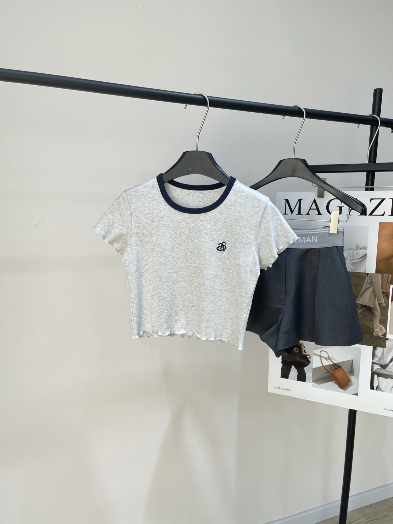 NO:318631,【Ann fungus rolled badge short sleeve T】 Fabric cotton   spandex Light gray color New early spring flower rolled hot girl short T Slim fit style The upper body can show the upper and lower body proportions light and breathable, cool and smooth, but from all aspects of fabric, pattern, and details, it is exquisite. It feels soft and glutinous, comfortable and elastic. It is cool and breathable when worn in summer. If you like it, you can buy it~ Flat size S shoulder width 37, bust 80 elastic, 41, sleeve length 13 M shoulder width 38, bust 84 elastic, 42, sleeve length 14 L shoulder width 39, bust 86 elastic, 43, sleeve length 15 Manual measurement will have 2~3cm errors within the normal range, T-shirt, alexander wang19860909【Ann木耳卷边徽章短袖T】 面料棉 氨纶 颜色浅灰色 新款早春花卷边辣妹短T 修身的版型 上身能够狠好的展现上下身比例 轻薄透气,凉爽垂顺 但从面料、版型、细节各方面 都狠考究 手感软糯,舒适有弹力 夏天贴身穿凉爽透气 喜欢的小姐姐可以入手哦~ 平铺尺码 S肩宽37,胸围80弹力,衣长41,袖长13 M肩宽38,胸围84弹力,衣长42,袖长14 L肩宽39,胸围86弹力,衣长43,袖长15 手工测量会有2~3cm误差属于正常范围,,T-shirt,alexander wang,Women's clothing