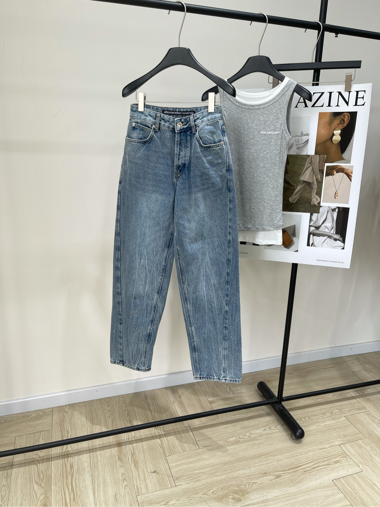 NO:318627,[The Queen's Denim Jeans Trousers] Fabric denim cotton color blue 25ss｜Spring and summer new styles Rear Denim is decorated with loose scimitar wide-leg jeans Selected pure denim cotton fabrics, crisp and stylish, and gradually reveal unique charm as they are worn. Crafted and cleverly modified leg lines. Visually elongated proportions, suitable for diverse leg shapes. The letters on the back pocket are arranged in a dazzling light, adding a touch of luxury to the whole. This pair of jeans perfectly integrate street fashion with high street fashion and will definitely become the highlight of spring and summer outfits. Flat size S waist 66, hip circumference 96, trouser length 104 M waist circumference 70, hip circumference 100, trouser length 106 L waist circumference 74, hip circumference 104, trouser length 108 Manual measurement will have 2~3cm errors within the normal range, alexander  wang,jeans,alexander wang19860909【大王后烫钻牛仔长裤】 面料牛仔棉 颜色蓝色 25ss｜春夏新款 后烫钻缀饰宽松弯刀款阔腿牛仔裤 精选纯牛仔棉质面料,挺括有型 随穿着渐显独特韵味 弯刀剪裁,巧妙修饰腿部线条 视觉拉长比例,适合多样腿型 后口袋上的字母造型水钻排列 在光线下闪耀夺目,为整体增添一抹奢华 这条牛仔裤,将街头潮流与高街时尚完美融合 必成为春夏穿搭的亮点 平铺尺码 S腰围66,臀围96,裤长104 M腰围70,臀围100,裤长106 L腰围74,臀围104,裤长108 手工测量会有2~3cm误差属于正常范围,,alexander wang,jeans,alexander wang,Women's clothing