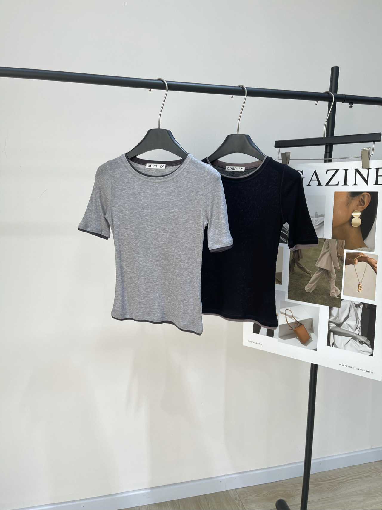 NO:318623,【yy contrasting color Tiansi elastic short-sleeved T】 Fabric Tiansi wool color gray and black 25ss fake two-piece double-neck round-neck T-shirt-Jin Chen same style interprets low-key elegance with minimalist black and gray color. The neckline, cuffs and hem adopt a fake double-layer design, with clear layers. The details reveal the ingenious style. Tiansi thin and translucent texture fabric is light and breathable, fits the skin, giving the wearer a comfortable experience. A casual and slim fit style that takes care of both freedom and fashion. Shows an unintentional casual charm. The trend is not complicated and piled up, but returns to the essence of minimalism. This T-shirt interprets classics with a simple design, suitable for daily wear and easy to control various occasions. Flat size S shoulder width 32, bust 72 elastic, 51 long, sleeve length 24 M shoulder width 33, bust 76 elastic, 52 long, sleeve length 25  L shoulder width 34, bust 80 elasticity, garment length 53, sleeve length 26. Manual measurement will have 2~3cm errors within the normal range, T-shirt,tees, t-shirt,alexander wang19860909【yy撞色天丝弹力短袖T】 面料天丝羊毛 颜色灰色、黑色 25ss 假两件双领圆领T恤-金晨同款 以极简的黑灰配色诠释低调的优雅 领口、袖口与下摆采用假双层设计,层次分明 细节中流露潮流巧思 天丝薄透质感面料,轻盈透气,贴合肌肤 赋予穿着者舒适体验 休闲修身的版型,兼顾自在与时尚 展现不经意的随性魅力 潮流并非繁复堆砌 而是回归极简的本质, 这款T恤以简约设计诠释经典,适合日常穿搭 轻松驾驭多种场合. 平铺尺码 S肩宽32,胸围72弹力,衣长51,袖长24 M肩宽33,胸围76弹力,衣长52,袖长25 L肩宽34,胸围80弹力,衣长53,袖长26 手工测量会有2~3cm误差属于正常范围,,T-shirt,tees，t-shirt,alexander wang,Women's clothing