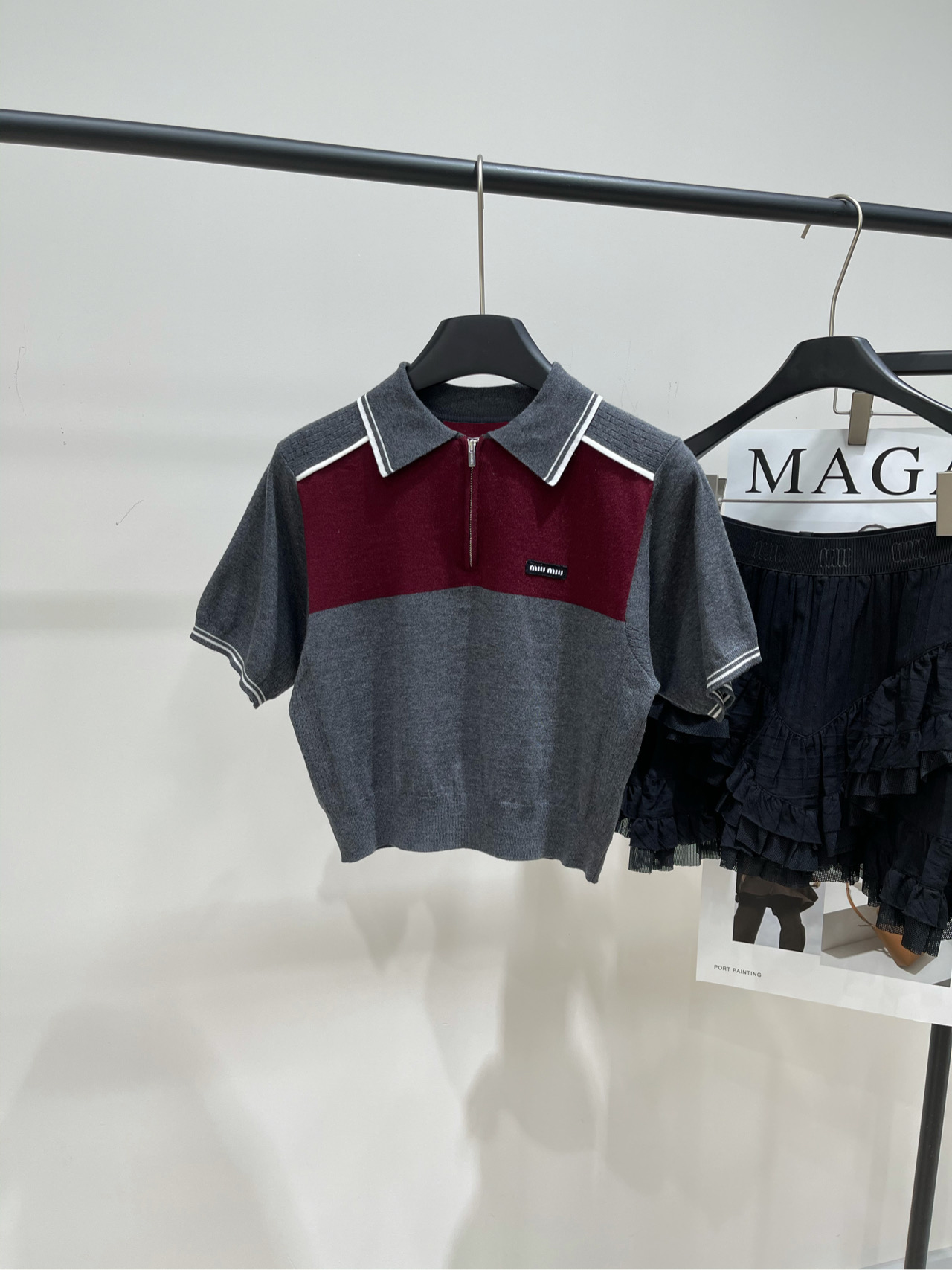 NO:420092,[M burgundy-red and gray polo knitted short-sleeved shirt], fabric tiles cotton wool, color burgundy-red and gray Mi* 25Ss spring and summer new style dopamine contrasting polo collar short-sleeved top丨 yb development!  High-end production!  White, rich and beautiful must be used as a magical tool!  Embroidered logo embellishment, polo collar design is low-key and luxurious, versatile and versatile artifact, and the inner style is super slim!  Casual, fashionable and high-end!  Perfect workmanship quality depends on details. Flat size S shoulder width 37, bust 92, garment length 43, sleeve length 22 M shoulder width 38, bust 96, garment length 44, sleeve length 23 L shoulder width 39, bust 100, garment length 45, sleeve length 24 Manual measurement will have 2~3cm errors within the normal range, T-shirt, alexander wang19860909【M酒红拼灰polo针织短袖】 ,面料天丝棉羊毛 颜色酒红拼灰 Mi* 25Ss春夏新款 多巴胺撞色polo领短袖上衣丨 yb开发！高版出品！ 白富美必入神器！刺绣徽标缀饰 polo领设计低调奢华 万能百搭神器 内搭版型超显瘦！ 休闲时髦又高级！完美做工品质看细节 平铺尺码 S肩宽37,胸围92,衣长43,袖长22 M肩宽38,胸围96,衣长44,袖长23 L肩宽39,胸围100,衣长45,袖长24 手工测量会有2~3cm误差属于正常范围,,T-shirt,alexander wang,Women's clothing