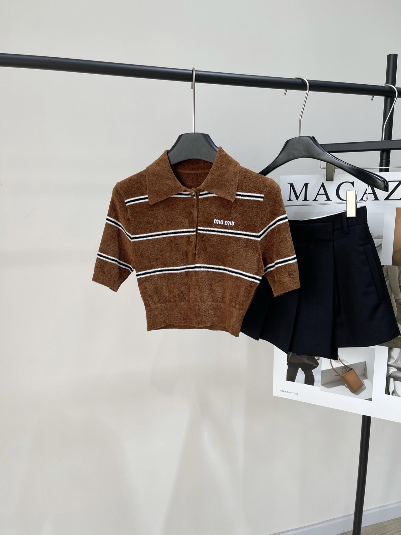 NO:420072,【M caramel color striped polo short sleeve】, fabric chenille towel fabric color caramel color mi* series new product in spring and summer!  Striped polo tops, fixed-dyeing towel, Chenille yarn, delicate and soft, feel excellent!  The color jacquard craftsmanship between lines, the logo letters are low-key and luxurious, the temperament is small lapels are sweet and elegant and fashionable, the classic style is not picky about people, and it looks slim and versatile!  Highly recommend a must-have item!  Flat size S shoulder width 34, bust 74 elastic, garment length 40, sleeve length 25 M shoulder width 35, bust 78 elastic, garment length 41, sleeve length 26 L shoulder width 36, bust 82 elastic, garment length 42, sleeve length 27 Manual measurement will have 2~3cm errors within the normal range, T-shirt, alexander wang19860909【M焦糖色条纹polo短袖】 ,面料雪尼尔毛巾面料 颜色焦糖色 mi*系25春夏新品！ 条纹polo上衣 定染色系毛巾雪尼尔纱线细腻柔软的手感超赞！ 线条间色提花工艺,logo字母低调奢华 气质小翻领甜美少女优雅又时髦 经典版型不挑人上身显瘦又百搭！ 强烈推荐必入单品！ 平铺尺码 S肩宽34,胸围74弹力,衣长40,袖长25 M肩宽35,胸围78弹力,衣长41,袖长26 L肩宽36,胸围82弹力,衣长42,袖长27 手工测量会有2~3cm误差属于正常范围,,T-shirt,alexander wang,Women's clothing