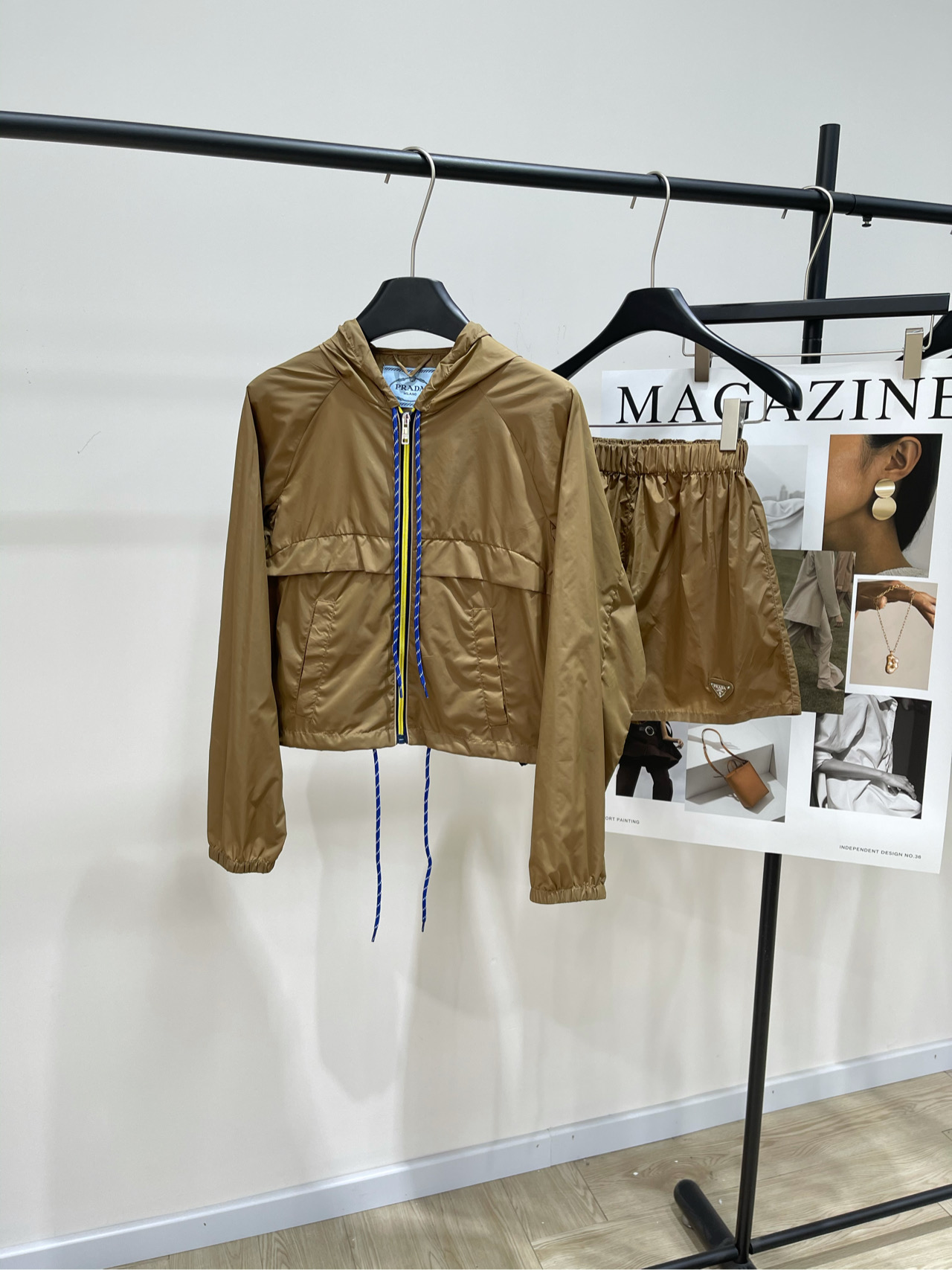 NO:329428,Jacket, P shorts [P brown hooded sunscreen windbreaker   triangle shorts], fabric recycled silk nylon color brown Pra*25 early spring new style, triangle high neck hooded custom metal zipper waist drawstring jacket, shipment minimalist and handsome fashionable items, customized nylon fabric texture stands upright and stylish, waist-hugging and shoulder-down silhouette design style is fashionable and advanced, not picky for people, and the upper body is super versatile!  Perfect workmanship quality depends on details. Flat size Jacket S rag sleeves, bust 98, 47, rotator sleeves 70 M rag sleeves, bust 102, 48, rotator sleeves 71 L rag sleeves, bust 106, 49, rotator sleeves 72 Shorts S waist 58 elasticity, hip circumference, trousers length 36 M waist circumference 62 elasticity, hip circumference 112, trousers length 37 L waist circumference 66 elasticity, hip circumference 116, trousers length 38 Manual measurement will have 2~3cm errors within the normal range, prada, shorts, jackets & coats, hats, alexander wang19860909外套, p短裤【P棕色连帽防晒风衣 三角标短裤】 ,面料再生丝质锦纶 颜色棕色 Pra*25早春新款 三角标高领连帽定制金属拉链收腰抽绳外套 出货极简主义帅炸天的时髦单品 定制尼龙面料质感立挺有型 收腰落肩廓形设计版型时髦又高级 不挑人版型 上身超百搭！ 完美做工品质看细节 平铺尺码 外套 S插肩袖,胸围98,衣长47,肩袖长70 M插肩袖,胸围102,衣长48,肩袖长71 L插肩袖,胸围106,衣长49,肩袖长72 短裤 S腰围58弹力,臀围,裤长36 M腰围62弹力,臀围112,裤长37 L腰围66弹力,臀围116,裤长38 手工测量会有2~3cm误差属于正常范围,,prada,shorts,jackets & coats,hats,alexander wang,Women's clothing