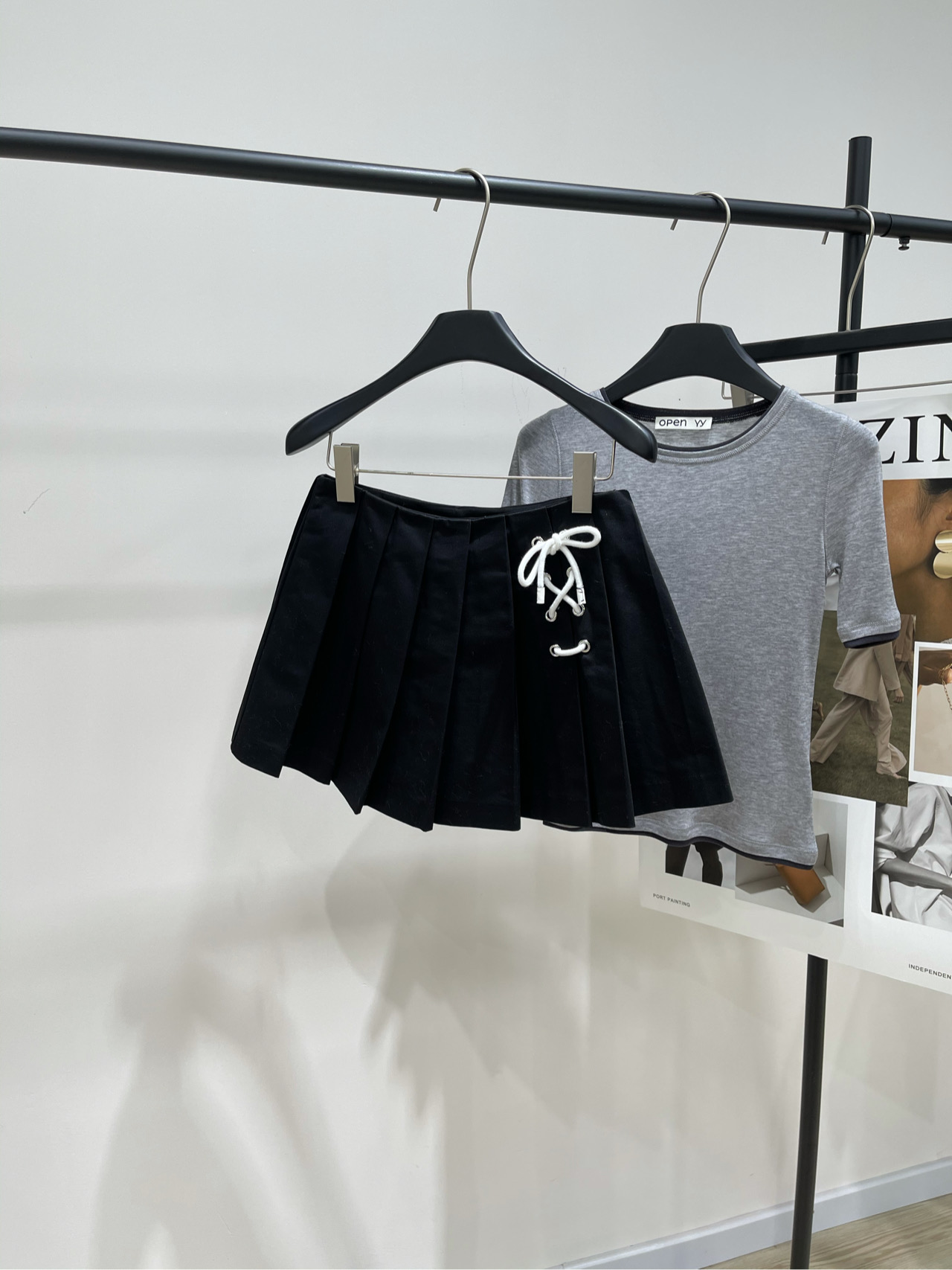 NO:329434,[P black strap pleated skirt], fabric cotton, color black Pr* 25Ss early spring new style, white drawstring pleated skirt丨 High waist pleated skirt, front and rear pieces heavy high temperature treatment pleated craftsmanship, exquisite pleated position and pleated quantity, draping and stylish. The white drawstring on the side highlights the academic style effect. The long short skirt maximizes the advantages of leg length. Daily outfits can be sweet or salty!  Flat size with anti-exposure lining S waist 66, hip circumference 106, skirt length 34 M waist circumference 70, hip circumference 110, skirt length 35 L waist circumference 74, hip circumference 114, skirt length 36 Manual measurement will have 2~3cm errors within the normal range, skirt circumference, skirt circumference 100, skirt circumference19860909【P黑色绑带百褶短裙】 ,面料棉 颜色黑色 Pr* 25Ss早春新款 白色抽绳绑带百褶短裙丨 高腰百褶裙身,前后片重磅高温处理百褶工艺 褶位和褶量精致,垂坠有型 侧边白色抽绳绑带设计突出学院风效果 短款裙长把腿长优势发挥到最大 日常穿搭可甜可盐！ 平铺尺码有防走光内衬 S腰围66,臀围106,裙长34 M腰围70,臀围110,裙长35 L腰围74,臀围114,裙长36 手工测量会有2~3cm误差属于正常范围,,skirts,alexander wang,Women's clothing