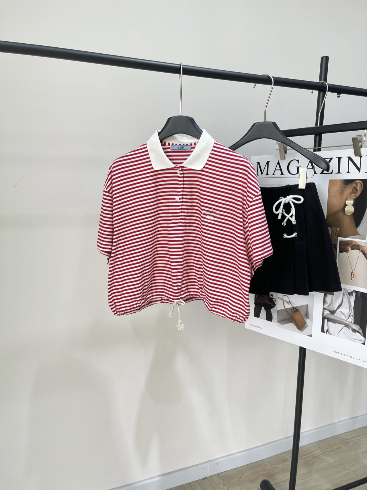 NO:329439,【P red and white striped polo drawstring short sleeve T】, fabric all cotton color red and white stripes *25 early spring new cotton striped polo shirt made of soft cotton fabric red and white contrasting stripes pattern with logo embroidery on the chest polo neckline buttons and closure adjustable drawstring hem Recommended to buy flat size S shoulder width 54, bust 128, cloth 50, sleeve length 19 M shoulder width 55, bust 132, cloth 52, sleeve length 20 L shoulder width 56, bust 136, cloth 54, sleeve length 21 Manual measurement will have 2~3cm errors within the normal range, T-shirt, alexander wang19860909【P红白条纹polo抽绳短袖T】 ,面料全棉 颜色红白条纹 *25早春新品棉质条纹polo衫 柔软棉质面料制作 红色和白色撞色条纹图案 胸前饰有标识刺绣 polo领口 纽扣开合 可调节抽绳下摆 推荐入手 平铺尺码 S肩宽54,胸围128,衣长50,袖长19 M肩宽55,胸围132,衣长52,袖长20 L肩宽56,胸围136,衣长54,袖长21 手工测量会有2~3cm误差属于正常范围,,T-shirt,alexander wang,Women's clothing