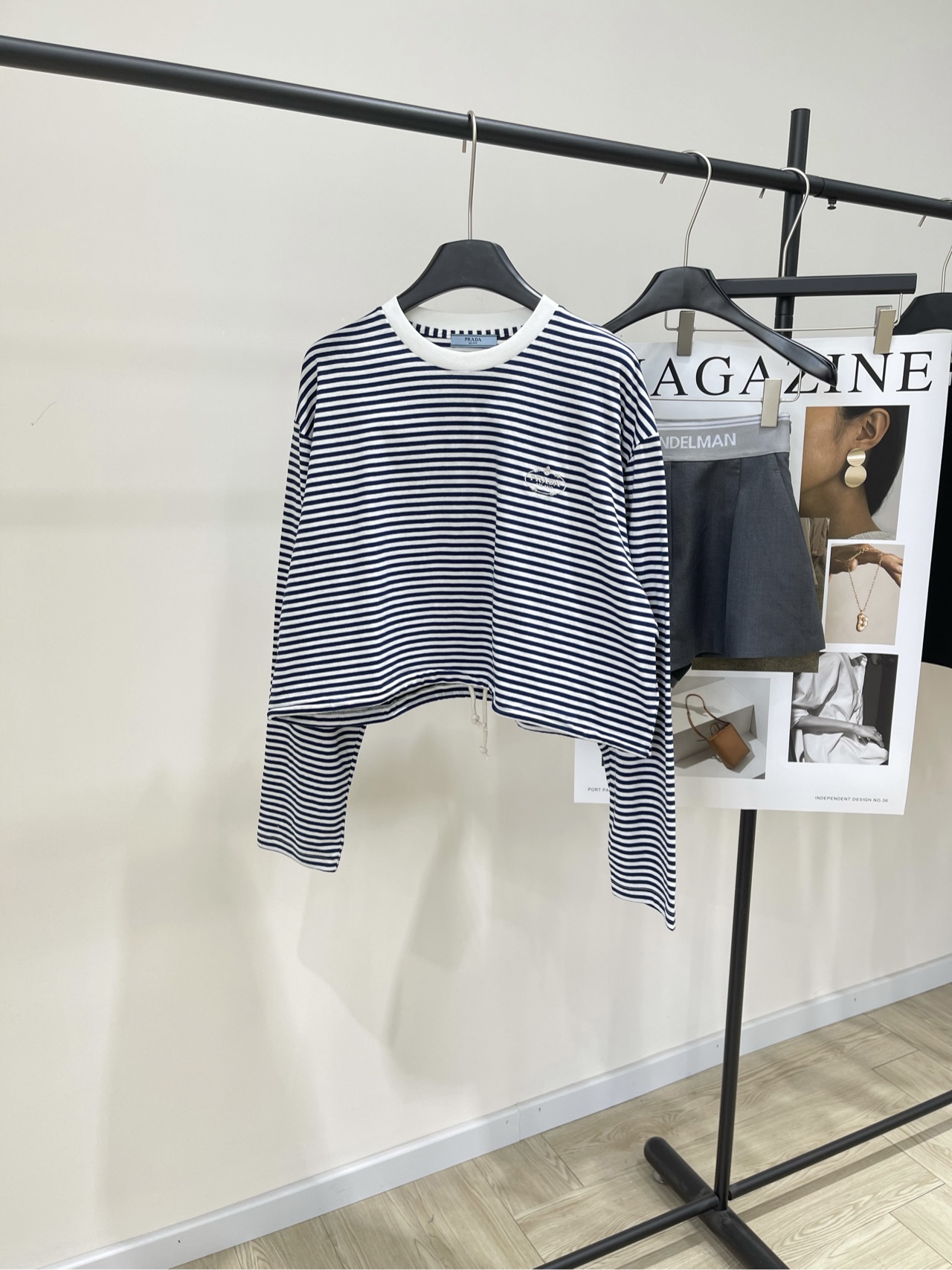 NO:329417,【P blue and white striped round neck drawstring long sleeve T】, fabric all cotton color blue and white stripes *25 early spring new cotton stripes long sleeve T soft cotton fabric made with hiding blue and white contrasting stripes pattern The chest is decorated with logo embroidery Adjustable drawstring hem Recommended to buy Flat size S shoulder width 54, bust 124, garment length 49, sleeve length 57 M shoulder width 55, bust 128, garment length 51, sleeve length 58 L shoulder width 56, bust 132, garment length 53, sleeve length 59 Manual measurement will have 2~3cm errors within the normal range, alexander wang19860909【P蓝白条纹圆领抽绳长袖T】,面料全棉 颜色蓝白条纹 *25早春新品棉质条纹长袖T 柔软棉质面料制作 藏蓝和白色撞色条纹图案 胸前饰有标识刺绣 可调节抽绳下摆 推荐入手 平铺尺码 S肩宽54,胸围124,衣长49,袖长57 M肩宽55,胸围128,衣长51,袖长58 L肩宽56,胸围132,衣长53,袖长59 手工测量会有2~3cm误差属于正常范围,,alexander wang,Women's clothing