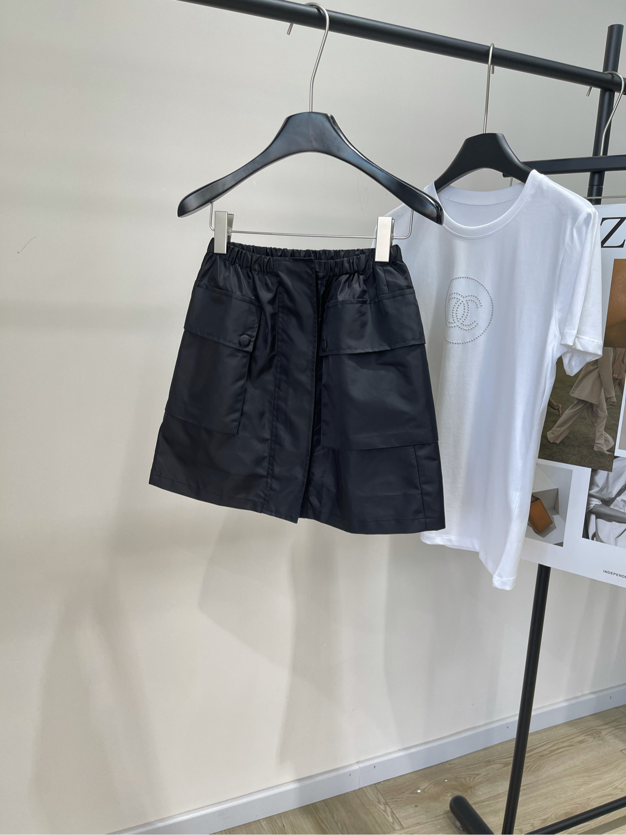 NO:329423,【P black triangle tool skirt】 Fabric nylon color black 25SS spring and summer new logo elastic waist work skirt! Workwear style, age-reducing fashionable and handsome, full of detail design. Small A-line short skirt style, large pockets on both sides make you feel layered. It is easy to carry, with logo triangle logo on the back. Jingdian is not picky for people, the upper body looks slim, white and beautiful. The upper body makes people shine, and the chic is so exciting~ Flat size S waist circumference 58 elastic, hip circumference 98, skirt length 42 M waist circumference 62 elastic, hip circumference 102, skirt length 43 L waist circumference 66 elastic, hip circumference 106, skirt length 44 manual measurement will have 2~3cm errors within the normal range, skirt, skirt, skirt19860909【P黑色三角标工装半裙】 面料尼龙 颜色黑色 25SS春夏新款徽标松紧腰工装半身裙! 工装版型,减龄时髦又帅气,细节设计感满满 小A字短裙款式,两侧的大口袋哽显得层次感满满 物品装携方便,背后饰有logo三角标 菁典不挑人版型,上身苣显瘦,白富美bi备 上身让人眼前一亮,chic到爆~ 平铺尺码 S腰围58弹力,臀围98,裙长42 M腰围62弹力,臀围102,裙长43 L腰围66弹力,臀围106,裙长44 手工测量会有2~3cm误差属于正常范围,,skirts,alexander wang,Women's clothing