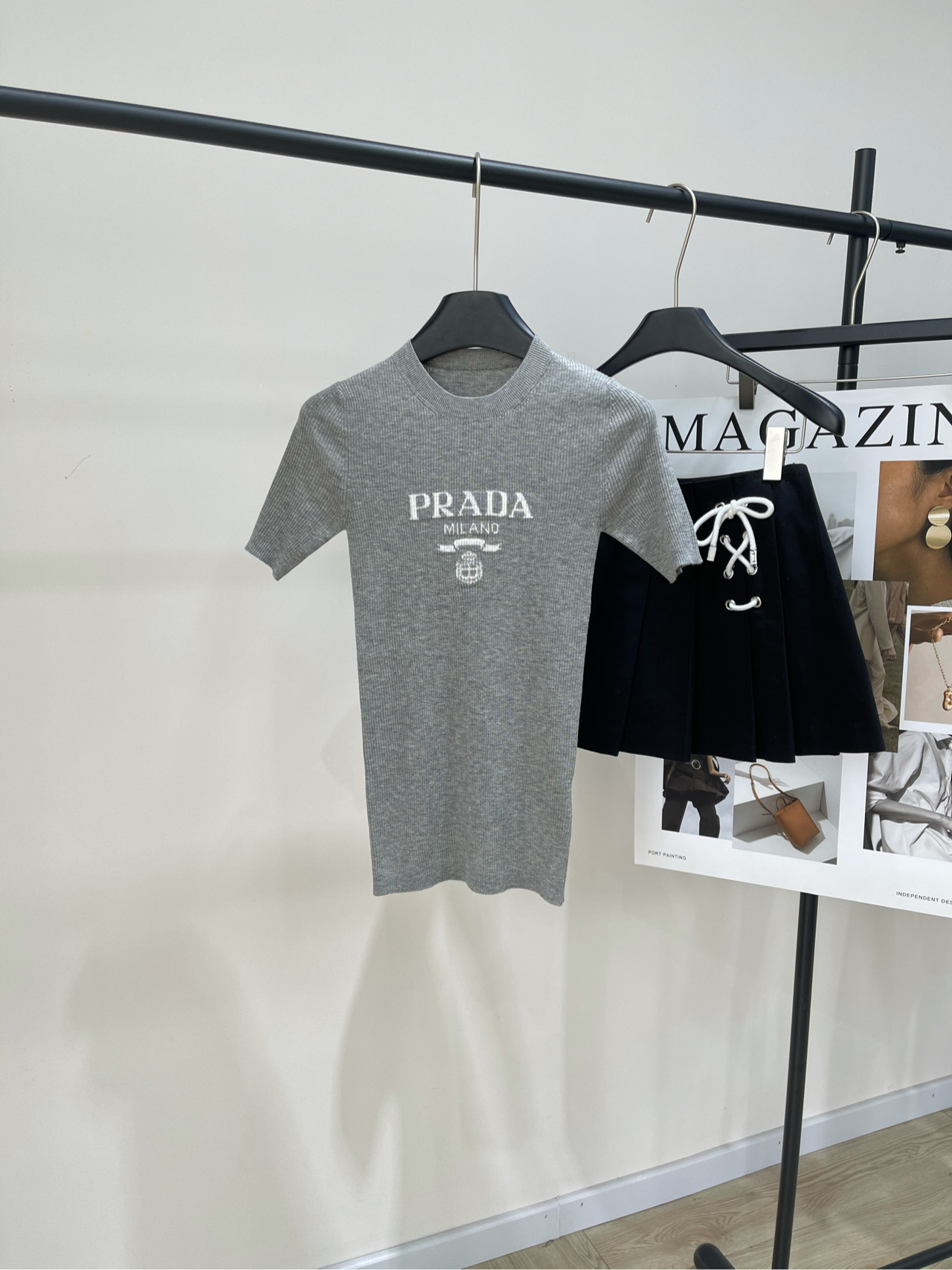 NO:329429,【P light gray letter round neck knitted short sleeve】, fabric ultra-fine wool mulberry silk color light gray Pra*25 spring and summer new style Heavy industry contrast round neck jacquard letter knitted short sleeve top Shipping high-end design Round neck jacquard letter girl age reduction very high-end and durable, fashionable and full-sensing fabric uses high-end mulberry silk yarn, both breathable and fashionable, simply the best match, 100% return rate, slim fit style, flat size S shoulder width 29, bust 60 large elasticity, 60 long, sleeve length 23 M shoulder width 40, bust 64 large elasticity, 61 long, sleeve length 24 L shoulder width 41, bust 68 large elasticity, 62 long, sleeve length 25 manual measurement will have 2~3cm errors belong to the normal range, prada, T-shirt, alexander wang19860909【P浅灰色字母圆领针织短袖】 ,面料超细羊毛桑蚕丝 颜色浅灰色 Pra*25春夏新款 重工撞色圆领提花字母针织短袖上衣 出货高定设计 圆领提花字母少女减龄非常高级耐看 时尚感爆棚面料采用高级桑蚕丝纱线 既透气又时尚 简直最佳搭配 回头率百分百 修身版型 平铺尺码 S肩宽29,胸围60弹力大,衣长60,袖长23 M肩宽40,胸围64弹力大,衣长61,袖长24 L肩宽41,胸围68弹力大,衣长62,袖长25 手工测量会有2~3cm误差属于正常范围,,prada,T-shirt,alexander wang,Women's clothing