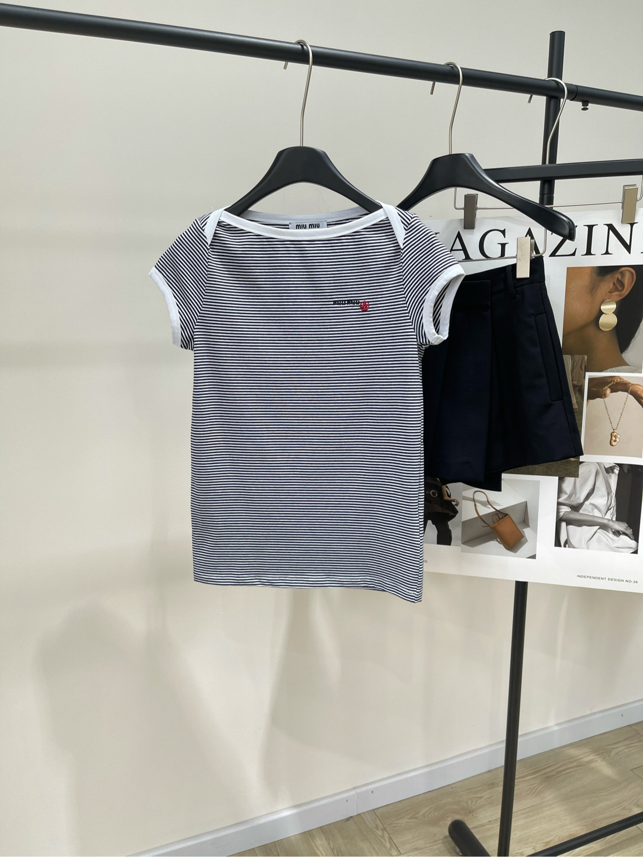 NO:329435,[M Navy Striped Sailing Boat Short Sleeve T], fabric cotton   spandex, color hidden blue and white stripes, Mi*25 spring and summer new style, striped letters small sailing boat logo short sleeve T-shirt, high-end production!  Really great recommendation, it's so easy to wear and feel comfortable to wear!  The neckline design is unique. The red sailboat embroidery is very exquisite. It is really comfortable cotton, comfortable and breathable. The skirt and pants are matched casually~ Flat size S shoulder width 34, bust 82 elasticity, garment length 60, sleeve length 12 M shoulder width 35, bust 86 elasticity, garment length 61, sleeve length 13 L shoulder width 36, bust 90 elasticity, garment length 62, sleeve length 14. There will be 2~3cm errors in manual measurements, belong to the normal range, skirts, T-shirt,tees, t-shirt,alexander wang19860909【M海军风条纹帆船短袖T】 ,面料棉 氨纶 颜色藏蓝白条纹 Mi*25春夏新款 条纹字母小帆船logo短袖T恤 高版出品！真的大推荐,太好穿了舒服好搭！ 领口的设计别出心裁 红色的小帆船刺绣非常精致 真的是很舒服的棉,舒适透气 裙子裤子随意搭配～ 平铺尺码 S肩宽34,胸围82弹力,衣长60,袖长12 M肩宽35,胸围86弹力,衣长61,袖长13 L肩宽36,胸围90弹力,衣长62,袖长14 手工测量会有2~3cm误差属于正常范围,,skirts,T-shirt,tees，t-shirt,alexander wang,Women's clothing