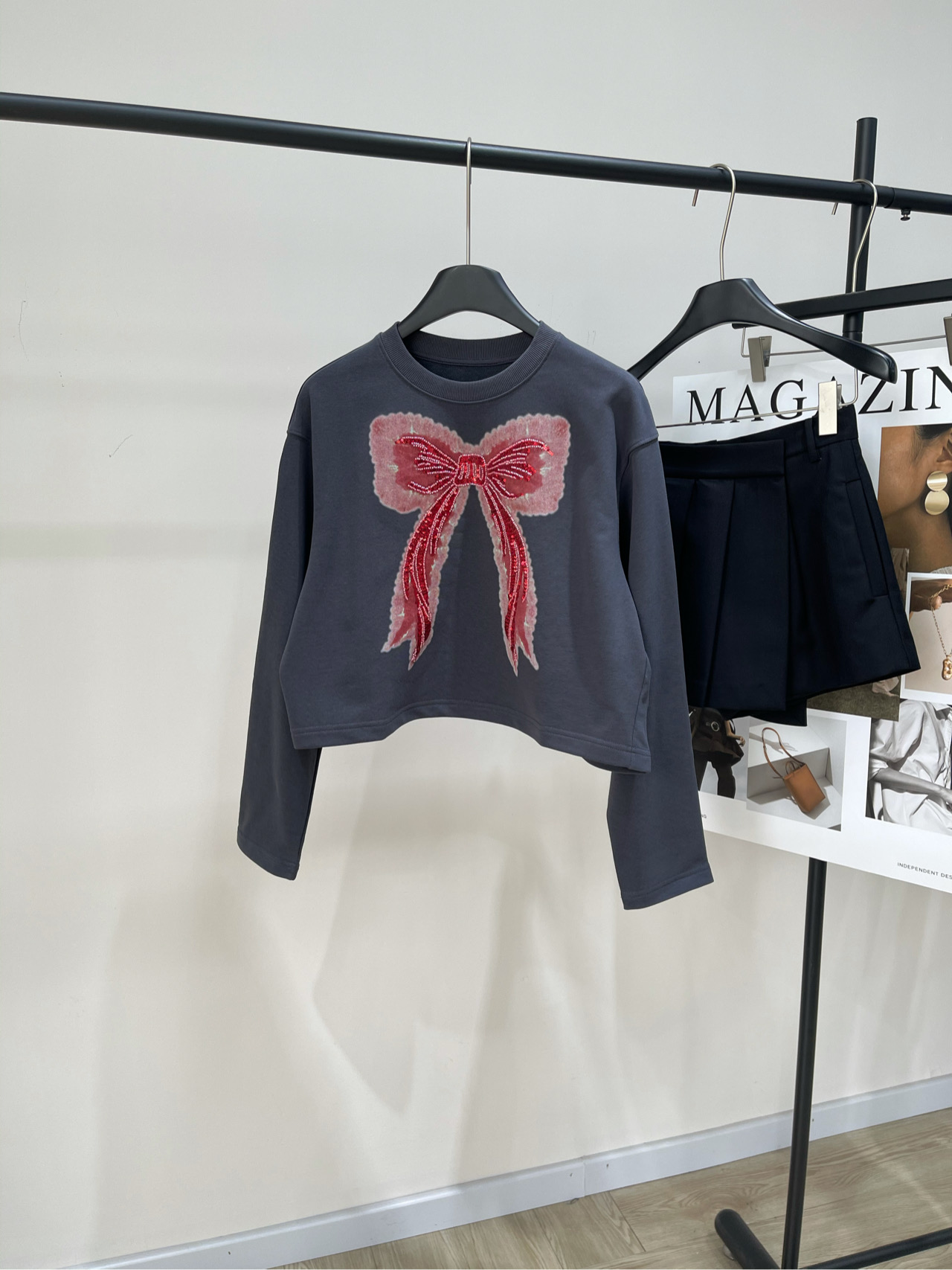 NO:329440,【UY gray sequin bow long sleeve T】, fabric full cotton fine wool ring color gray 25SS spring and summer new style sequin bow short sweatshirt T Individual design series integrating millennium pop culture Cotton materials, tight threads and elastic texture The curve of the fine-cut neckline is comfortable and comfortable The front is decorated with three-dimensional sequin beaded texture bow pattern Short loose style cut, daily varied look Full of practical wear, recommended heavy industry flat size S shoulder width 51, bust 120, 46, sleeve length 56 M shoulder width 52, bust 124, 47, sleeve length 57 L shoulder width 53, bust 128, 48, sleeve length 58 Manual measurement will have 2~3cm errors within the normal range, hoodie, sweatshirts, alexander wang19860909【UY灰色亮片蝴蝶结长袖T】 ,面料全棉细毛圈 颜色灰色 25SS春夏新款 亮片蝴蝶结短款卫衣T 融合千禧流行文化的个性设计系列 棉质用料,螺纹紧密细腻且有质感弹力 精裁领口的弧度服帖舒适 正面饰以立体亮片珠饰质感蝴蝶结圖案点缀 短款宽松版型剪裁,日常多样look 实穿度拉满,重工推荐 平铺尺码 S肩宽51,胸围120,衣长46,袖长56 M肩宽52,胸围124,衣长47,袖长57 L肩宽53,胸围128,衣长48,袖长58 手工测量会有2~3cm误差属于正常范围,,hoodie,sweatshirts,alexander wang,Women's clothing