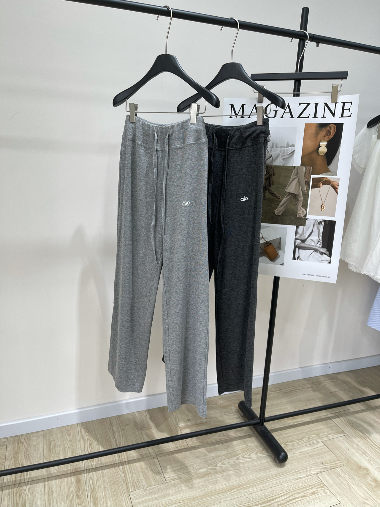 NO:562160,[alo brushed stretch casual trousers], fabric stretch brushed cotton, color light gray, dark gray alo 25ss spring and summer new style wide waist design elastic casual pants丨 The upper body is a real girl with beautiful legs. The upper part of the nine-headed floor-sweeping pants can be worn in different parts to give a supermodel proportion. The high-waisted design instantly lengthens the body and is a versatile style!  ~ Perfect scores in terms of practicality and fashionability. It is a must-have and versatile item that you must not miss!  The brushed elastic texture of the fabric is super comfortable. Flat size: S waist 60 elastic, hip 98 elastic, trouser length 104 M waist 64 elastic, hip 102 elastic, trouser length 105 L waist 68 elastic, hip 106 elastic, trouser length 106 There will be an error of 2~3cm in manual measurement, which is normal, alexander wang19860909【alo磨毛弹力休闲长裤】 ,面料弹力磨毛棉 颜色浅灰色、深灰色 alo 25ss春夏新款 宽腰设计弹弹休闲裤丨 上身就是名副其实的腿精女孩 九头身王炸拖地裤上身分分种穿出超模比例 高腰的设计立马拉长身型万能百搭款！～ 无论从实穿性还是时髦度都是双满分 绝对不能错过的必备百搭爆款！ 面料磨毛弹力质感超级舒服 平铺尺码 S腰围60弹力,臀围98弹力,裤长104 M腰围64弹力,臀围102弹力,裤长105 L腰围68弹力,臀围106弹力,裤长106 手工测量会有2~3cm误差属于正常范围,,alexander wang,Women's clothing