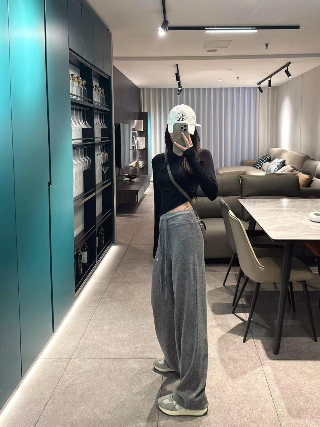 NO:562166,alo early spring extended length knitted loose-fitting casual sweatpants, a pair of super drapey casual sweatpants, two classic colors, a must-have pair of pants for the wardrobe,,alexander wang19860909alo早春加长针织宽松版休闲卫裤超级有垂感的一条休闲卫裤 两个经典色 衣橱必备的一条神裤,,alexander wang,Women's clothing