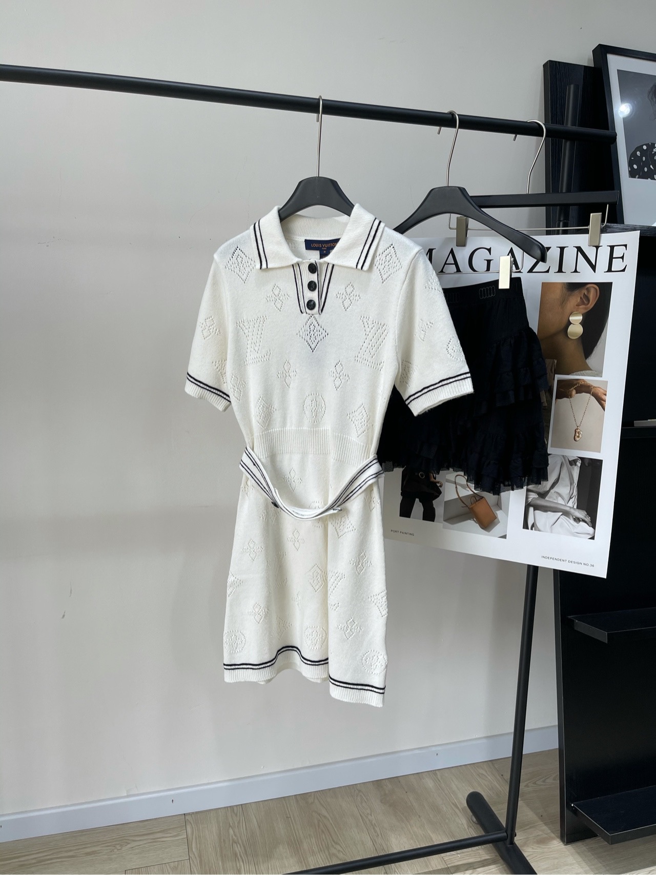 NO:439976,【lv white four-leaf clover polo short-sleeved skirt】, fabric wool cashmere blended color white Louis 25 spring and summer new French light luxury contrast wool knitted custom metal button lapel knitted short-sleeved dress shipping custom rib contrast stitching method to give high-end texture Dopamine vacation atmosphere is directly full Custom imported yarn knitted fabric Customized open mold letter buckle Good breathability, comfortable and not stuffy to wear The design shows the sexy and charm of women at the same time has a high-end luxury temperament Flat size S shoulder width 38, bust 86 elasticity, waist 70, skirt length 87 M shoulder width 39, bust 90 elasticity, waist 74, skirt length 88 L shoulder width 40, bust 94 elasticity, waist 78, skirt length 89 Manual measurement will have 2~3cm errors within the normal range,,louis vuitton,louis  vuitton, skirts, T-shirt, alexander wang19860909【lv白色四叶草polo短袖裙】 ,面料羊毛羊绒混纺 颜色白色 Louis25春夏新款法式轻奢撞色羊毛 针织定制金属扣翻领针织短袖连衣裙 出货定制罗纹撞色针法 赋予高级质感 多巴胺度假氛围直接拉满 定制进口纱线针织面料 定制开模字母扣 透气性好,穿着舒适不闷热 设计展现了女性的性感与妩媚 同时有高级奢侈的气质 平铺尺码 S肩宽38,胸围86弹力,腰围70,裙长87 M肩宽39,胸围90弹力,腰围74,裙长88 L肩宽40,胸围94弹力,腰围78,裙长89 手工测量会有2~3cm误差属于正常范围,,louis vuitton,louis vuitton,skirts,T-shirt,alexander wang,Women's clothing