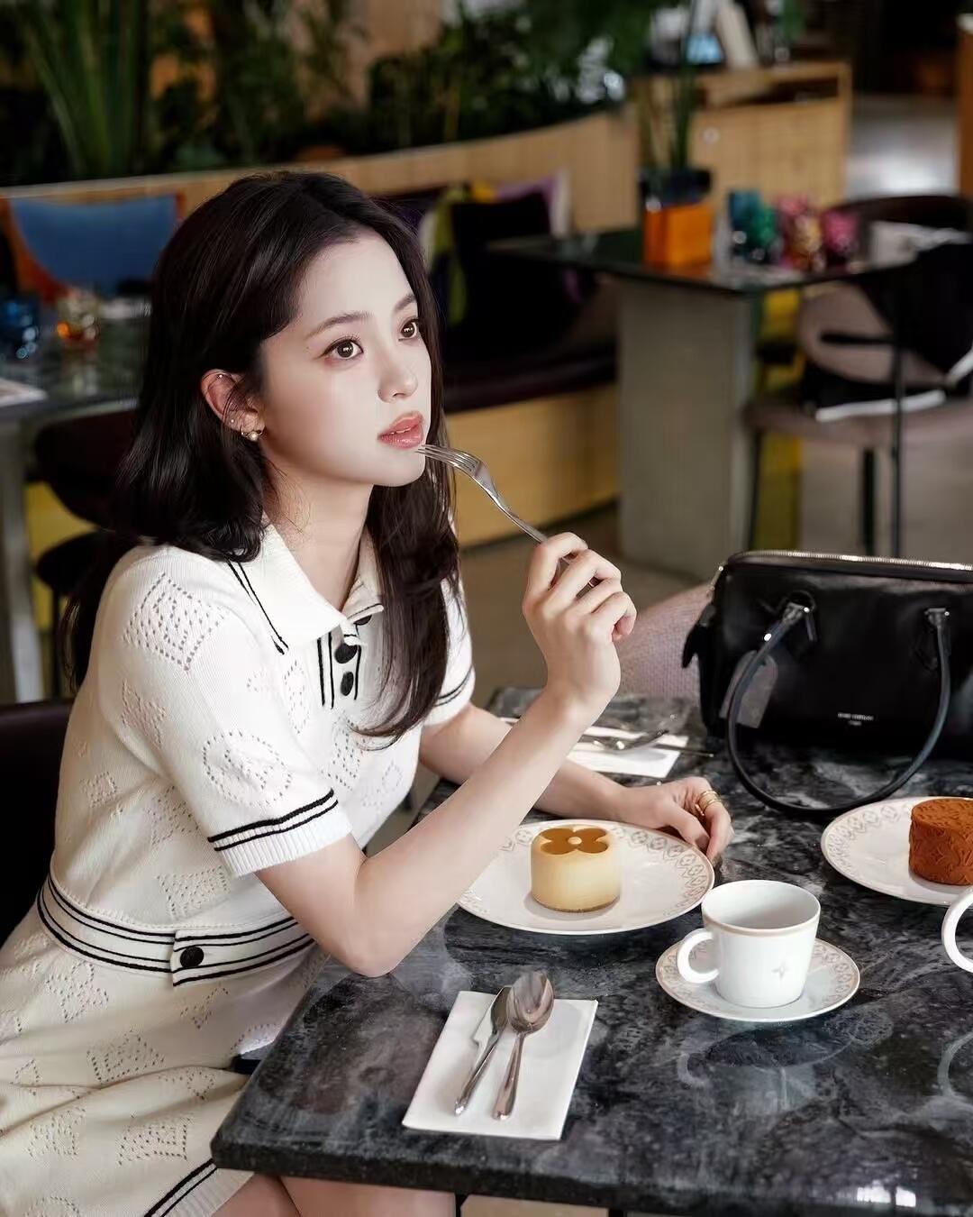 NO:439983,Ouyang Nana really dresses up like a girl!  !  !  ,alexander wang19860909欧阳娜娜真的穿出了少女感！！！,,alexander wang,Women's clothing