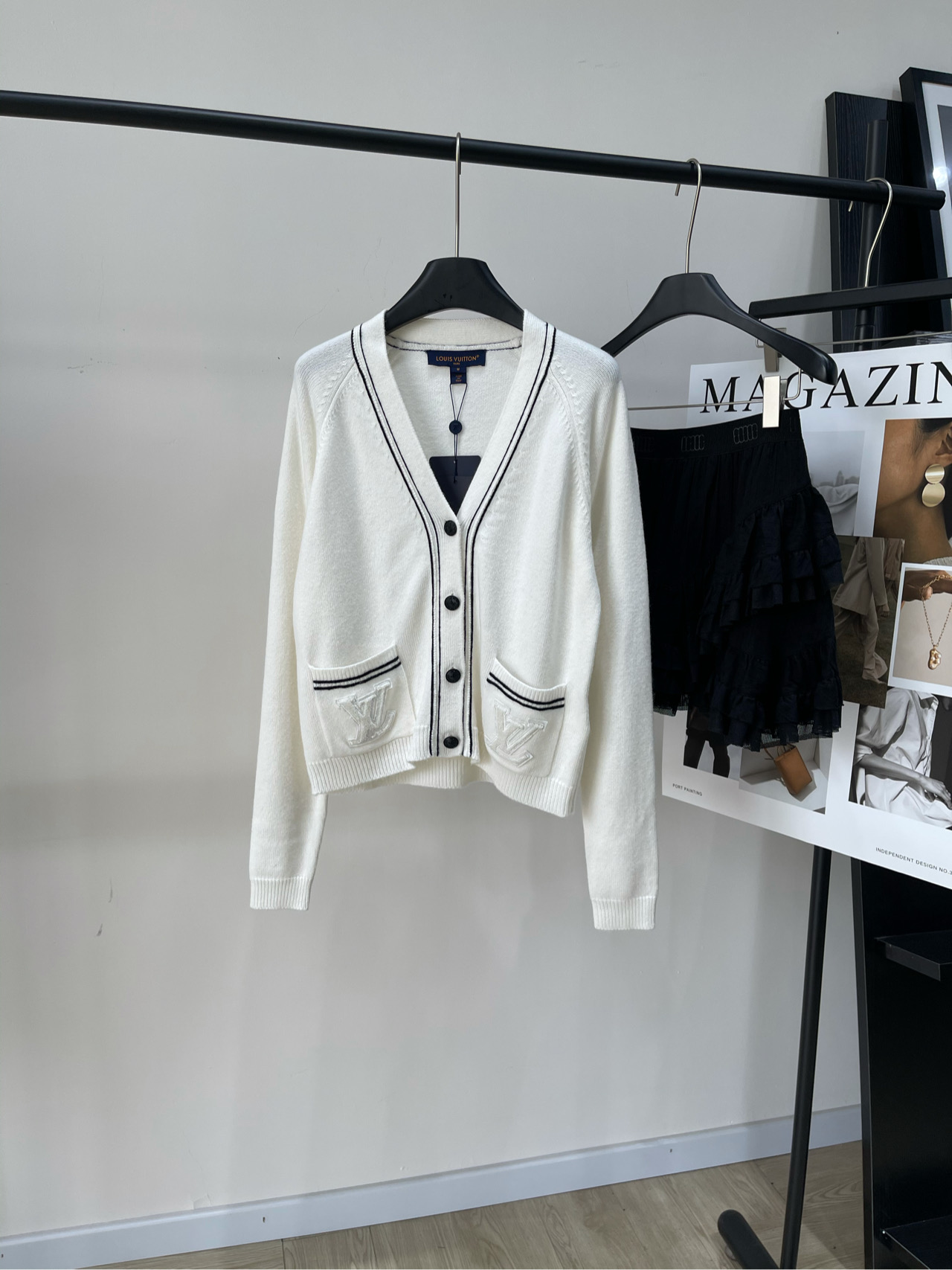 NO:440003,[lv white pocket patch letter V-neck cardigan], fabric wool cashmere blended color white Louis 25 spring and summer new French light luxury contrast wool knitted custom metal button lapel knitted V-neck cardigan shipment custom rib contrast stitching to give high-end texture Dopamine vacation atmosphere is directly full Custom imported yarn knitted fabric Customized open mold letter buckle Good breathability, comfortable and not stuffy to wear The design shows the sexy and charm of women at the same time has a high-end luxury temperament Flat size S raboss sleeves, bust 96, 54, rotator sleeves 77 M raboss sleeves, bust 100, 55, rotator sleeves 78 L raboss sleeves, bust 104, 56, rotator sleeves 79 Manual measurement will have 2~3cm errors within the normal range,, louis vuitton, louis  vuitton,alexander wang19860909【lv白色口袋贴布字母V领开衫】 ,面料羊毛羊绒混纺 颜色白色 Louis25春夏新款法式轻奢撞色羊毛 针织定制金属扣翻领针织V领开衫 出货定制罗纹撞色针法 赋予高级质感 多巴胺度假氛围直接拉满 定制进口纱线针织面料 定制开模字母扣 透气性好,穿着舒适不闷热 设计展现了女性的性感与妩媚 同时有高级奢侈的气质 平铺尺码 S插肩袖,胸围96,衣长54,肩袖长77 M插肩袖,胸围100,衣长55,肩袖长78 L插肩袖,胸围104,衣长56,肩袖长79 手工测量会有2~3cm误差属于正常范围,,louis vuitton,louis vuitton,alexander wang,Women's clothing