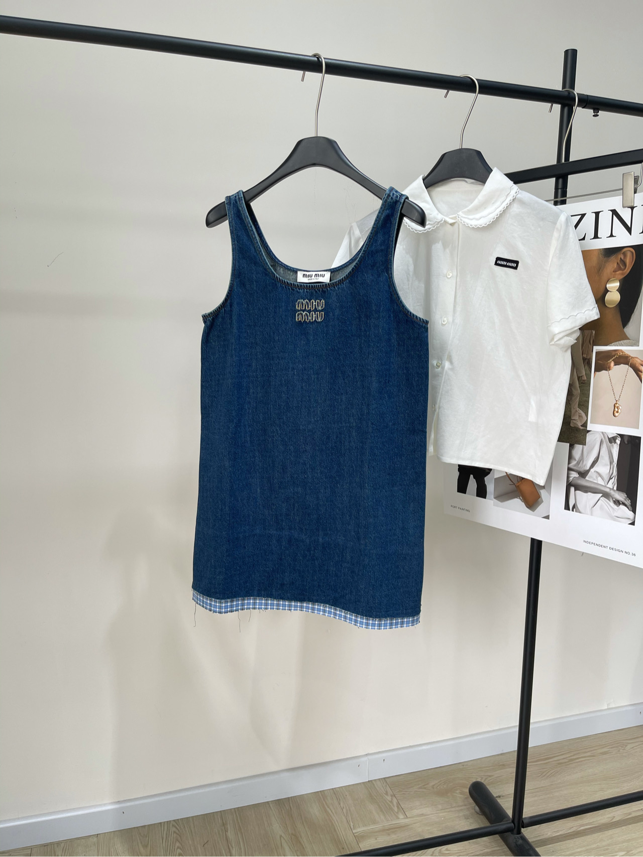 NO:331538,【M blue lattice denim vest skirt】, fabric denim cotton color dark blue Miu25 spring and summer new style, letter patch embroidery heavy-duty washing cowboy splicing shirt fabric, sleeveless round neck dress shipment, no matter what season, denim dress This kind of unrivaled item will appear in our field of vision, both versatile and irreplaceable youthful. American retro girls always love denim. Loose style, versatile and not picky. Can be worn alone or superimposed. Various ways to wear flat sizes S bust 90, skirt length 80 M bust 94, skirt length 81 L bust 98, skirt length 82. There will be 2~3cm errors in manual measurements, belong to the normal range,,miumiu, skirt, shirts, alexander wang19860909【M蓝格边牛仔背心裙】 ,面料牛仔棉 颜色深蓝 Miu25春夏新款 字母贴布刺绣重工洗水牛仔拼接衬衫面料 无袖圆领连衣裙出货 不管什么季节 牛仔连衣裙 这种经种不衰的单品都会出现在我们的视野 既百搭又有着不能替代的青春感 美式复古女孩永远都爱牛仔 宽松版型 百搭不挑人 可单穿 也可叠加 多种穿法 平铺尺码 S胸围90,裙长80 M胸围94,裙长81 L胸围98,裙长82 手工测量会有2~3cm误差属于正常范围,,miumiu,skirts,shirts,alexander wang,Women's clothing