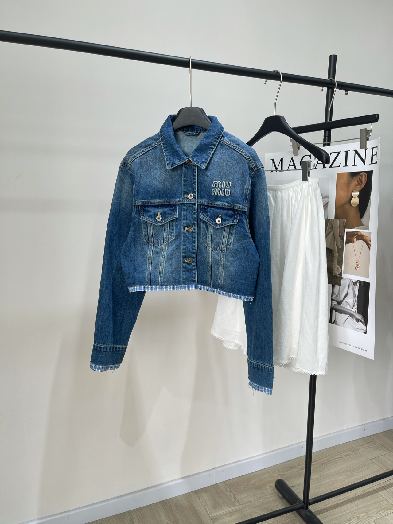 NO:331540,【M blue lattice retro denim jacket】, fabric denim cotton color dark blue Miu25 spring and summer new style, single-breasted custom denim fabric spliced ​​plaid shirt sleeves, double pocket patch embroidered letter lapel jacket shipped, fashionable essential items, break the stereotype of traditional denim jacket, take into account the sense of casualness and formality, classic high-end imported denim fabric, customized patch embroidered letter craft modification on the chest, flat size S shoulder width 45, bust 102, 49, sleeve length 66 M shoulder width 46, bust 106, 51, sleeve length 67 L shoulder width 47, bust circumference, 53, sleeve length 68 manual measurement will have 2~3cm errors within the normal range,,miumiu, jackets & coats,alexander wang19860909【M蓝格边复古牛仔外套】 ,面料牛仔棉 颜色深蓝 Miu25春夏新款 单排扣定制牛仔面料拼接格子衬衣袖 双口袋贴布刺绣字母翻领外套出货 时髦必备单品 打破传统牛仔外套刻板印象 兼顾休闲感与正式感 经典高级进口牛仔面料 胸口搭配定制贴布刺绣字母工艺修饰 平铺尺码 S肩宽45,胸围102,衣长49,袖长66 M肩宽46,胸围106,衣长51,袖长67 L肩宽47,胸围,衣长53,袖长68 手工测量会有2~3cm误差属于正常范围,,miumiu,jackets & coats,alexander wang,Women's clothing