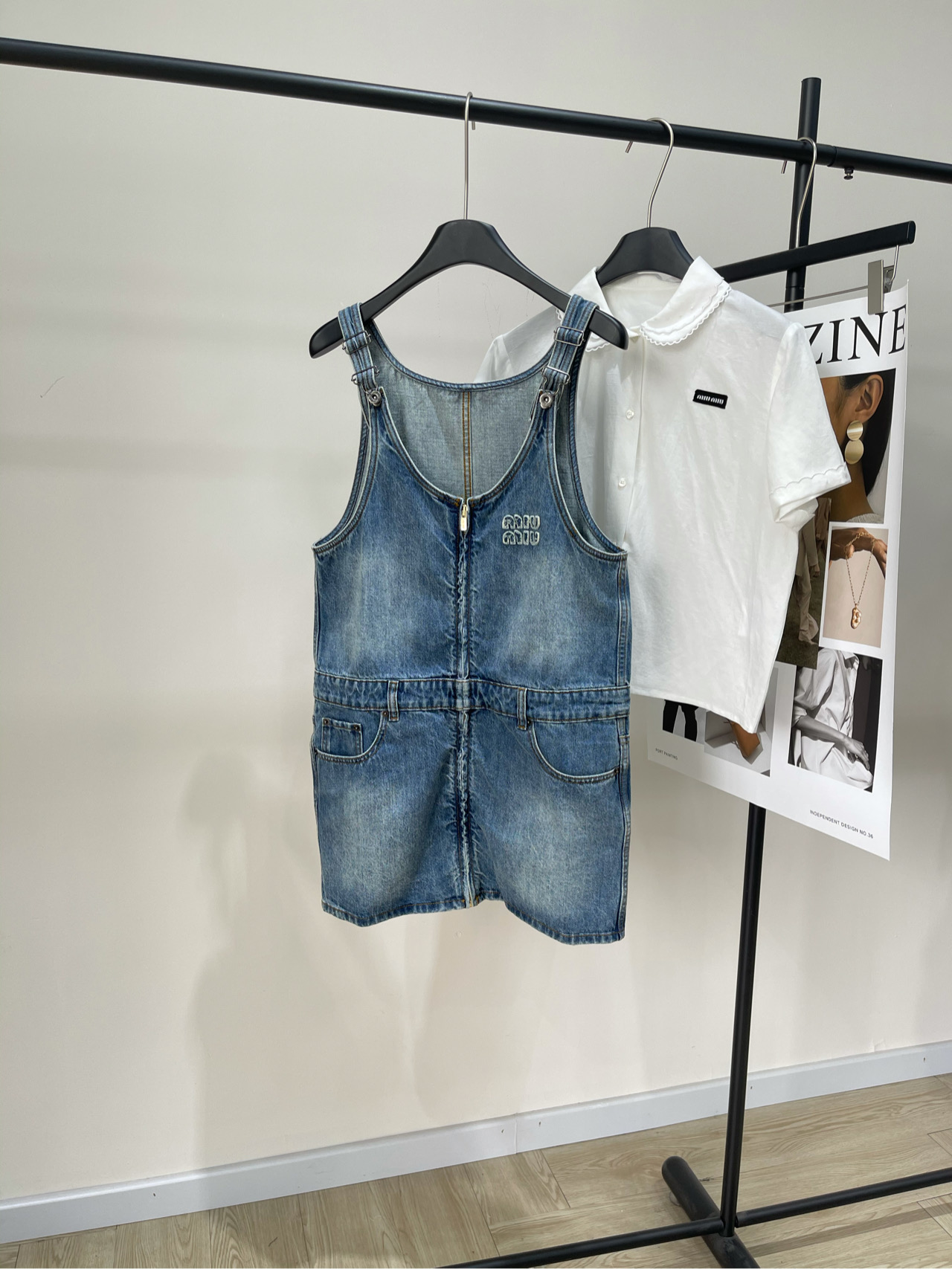 NO:331525,【M light blue old zipper denim strap skirt】, fabric denim cotton color light blue Miu25 spring and summer new style, letter patch embroidery heavy-duty washing cowboy splicing zipper sleeveless round neck dress shipment no matter what season denim dresses, such a classic item, will appear in our field of vision, both versatile and irreplaceable youthful. American retro girls always love denim. Loose style, versatile and not picky. Can be worn alone or superimposed. Various ways to wear flat sizes S bust 90, skirt length 80 (adjustable) M bust 94, skirt length 81 (adjustable) L bust 98, skirt length 82 (adjustable) Manual measurement will have 2~3cm errors within the normal range,,miumiu, skirt, alexander wang19860909【M浅蓝做旧拉链牛仔背带裙】 ,面料牛仔棉 颜色浅蓝 Miu25春夏新款 字母贴布刺绣重工洗水牛仔拼接拉链 无袖圆领连衣裙出货不管什么季节 牛仔连衣裙这种经种不衰的单品 都会出现在我们的视野 既百搭又有着不能替代的青春感 美式复古女孩永远都爱牛仔 宽松版型 百搭不挑人 可单穿 也可叠加 多种穿法 平铺尺码 S胸围90,裙长80（可调节） M胸围94,裙长81（可调节） L 胸围98,裙长82（可调节） 手工测量会有2~3cm误差属于正常范围,,miumiu,skirts,alexander wang,Women's clothing