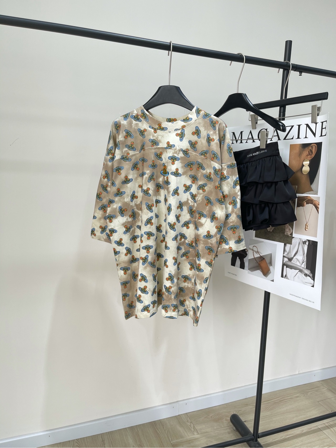 NO:331537,【Saturn Gradient Tie-Dye Loose Short-Sleeve T-Shirt】, fabric is cotton, color picture color 25ss Queen Mother French retro style top and bottom splicing long half-sleeve T-Shirt French retro long half-sleeve T-Shirt with its unique top and bottom splicing design, interprets the exquisiteness and unruly of high-end fashion. The retro background color created by tie-dye technology presents a rich color gradient. It matches the full-print color brand logo Saturn logo to highlight a rich sense of personality and art. The texture is soft and drape, comfortable and breathable. Slim tailoring combined with a micro-shoulder design cleverly modify the body shape and show the balance of elegance and casualness. Flat size S shoulder width 61, bust 116, 70, sleeve length 30 M shoulder width 62, bust circumference, 71, sleeve length 31 L shoulder width 63, bust circumference 124, 72, sleeve length 32  Manual measurement will have 2~3cm errors within the normal range, T-shirt,tees,t-shirt,alexander wang19860909【土星渐变扎染宽松短袖T恤】 ,面料全棉 颜色图片色 25ss 西太后法式复古感上下拼接长款半袖t 法式复古长款半袖T恤 以其独特的上下拼接剪裁设计 诠释了高级时装的精致与不羁 采用扎染工艺打造的复古底色 呈现出层次丰富的色彩渐变 搭配满印彩色品牌logo土星标志 彰显出浓郁的个性与艺术感 质地柔软且富有垂坠感,穿着舒适透气 修身剪裁结合微落肩设计 巧妙修饰身形,展现优雅与随性的平衡 平铺尺码 S肩宽61,胸围116,衣长70,袖长30 M肩宽62,胸围,衣长71,袖长31 L肩宽63,胸围124,衣长72,袖长32 手工测量会有2~3cm误差属于正常范围,,T-shirt,tees，t-shirt,alexander wang,Women's clothing