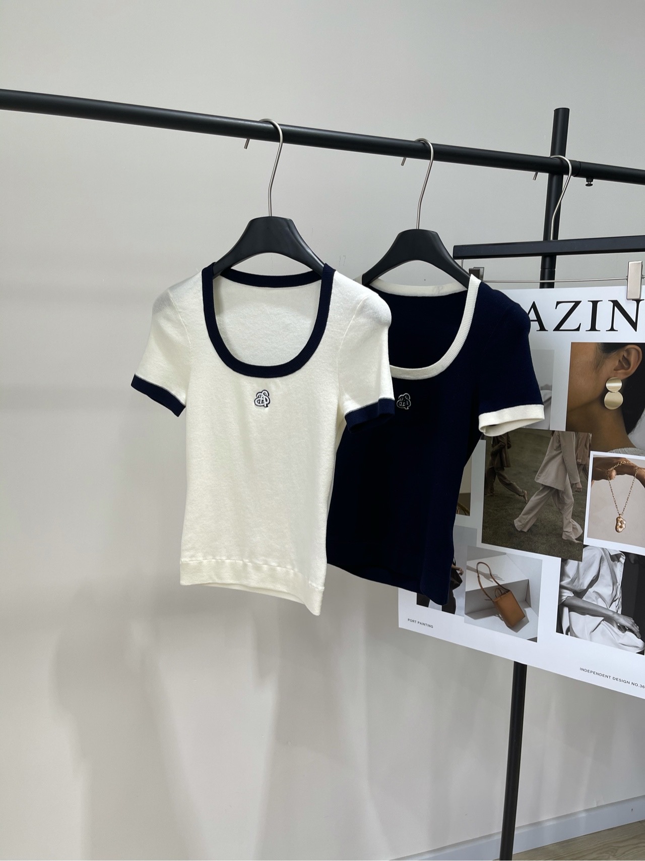 NO:420108,【Ann contrasting edge U-neck knitted short sleeves】, fabric Tencel polyester, color white, hidden blue Ann an*2025 new style knitted short sleeve top Contrast color strips splicing outlines refreshing silhouettes, boosting fashionableness, U-neck stretches and atmospheric, can finely modify the neck line and reveal the collarbone, three-dimensional embroidery on the chest, small letters are the trend of returning in recent years, restrained and elegant, two-color choice, matching 0 upper limit! Recommended recommendation ~ Flat size S shoulder width 35, bust 62 elastic, garment length 49, sleeve length 19 M shoulder width 36, bust 66 elastic, garment length 50, sleeve length 20 L shoulder width 37, bust 70 elastic, garment length 51, sleeve length 21 Manual measurement will have 2~3cm errors belong to the normal range, T-shirt, alexander wang19860909【Ann撞色边U领针织短袖】 ,面料天丝涤纶 颜色白色、藏蓝 Ann an*2025新款撞边运动风针织短袖上衣 撞色条拼接,勾勒清爽廓形,提振时髦度 U型领口舒展大气 能够狠好的修饰脖颈线条,露出锁骨 胸前立体刺绣,小字母是近年回归趋势,内敛优雅 两色选择,搭配0上限!推荐推荐~ 平铺尺码 S肩宽35,胸围62弹力,衣长49,袖长19 M肩宽36,胸围66弹力,衣长50,袖长20 L肩宽37,胸围70弹力,衣长51,袖长21 手工测量会有2~3cm误差属于正常范围,,T-shirt,alexander wang,Women's clothing