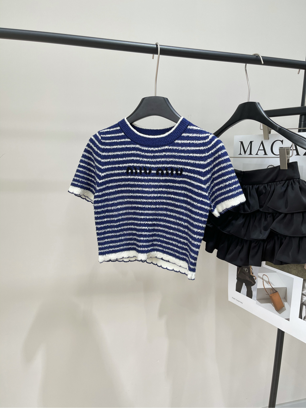 NO:327468,[M blue and white striped circle yarn knitted short sleeves], fabric cotton circle yarn color blue and white stripes * ｜Striped knitted short sleeve top 25SS spring and summer new style is available!  This cotton wool sweater features bright striped patterns and features a compact short design. The inlay logo adds signature elements to the same skirt!  Flat size S shoulder width 31, bust 78 elastic, garment length 41, sleeve length 21 M shoulder width 32, bust 82 elastic, garment length 42, sleeve length 22 L shoulder width 33, bust 86 elastic, garment length 43, sleeve length 23 Manual measurement will have 2~3cm errors within the normal range, skirts, sweaters, T-shirt, alexander wang19860909【M蓝白条纹圈圈纱针织短袖】 ,面料棉质圈圈纱 颜色蓝白条纹 * ｜条纹针织短袖上衣 25SS春夏新款上新！ 这款棉质圈圈呢毛衣以鲜艳的条纹图案为特色 采用紧凑的短款设计 嵌花徽标平添标志性元素,可搭配同款半裙！ 平铺尺码 S肩宽31,胸围78弹力,衣长41,袖长21 M肩宽32,胸围82弹力, 衣长42,袖长22 L肩宽33,胸围86弹力,衣长43,袖长23 手工测量会有2~3cm误差属于正常范围,,skirts,sweaters,T-shirt,alexander wang,Women's clothing