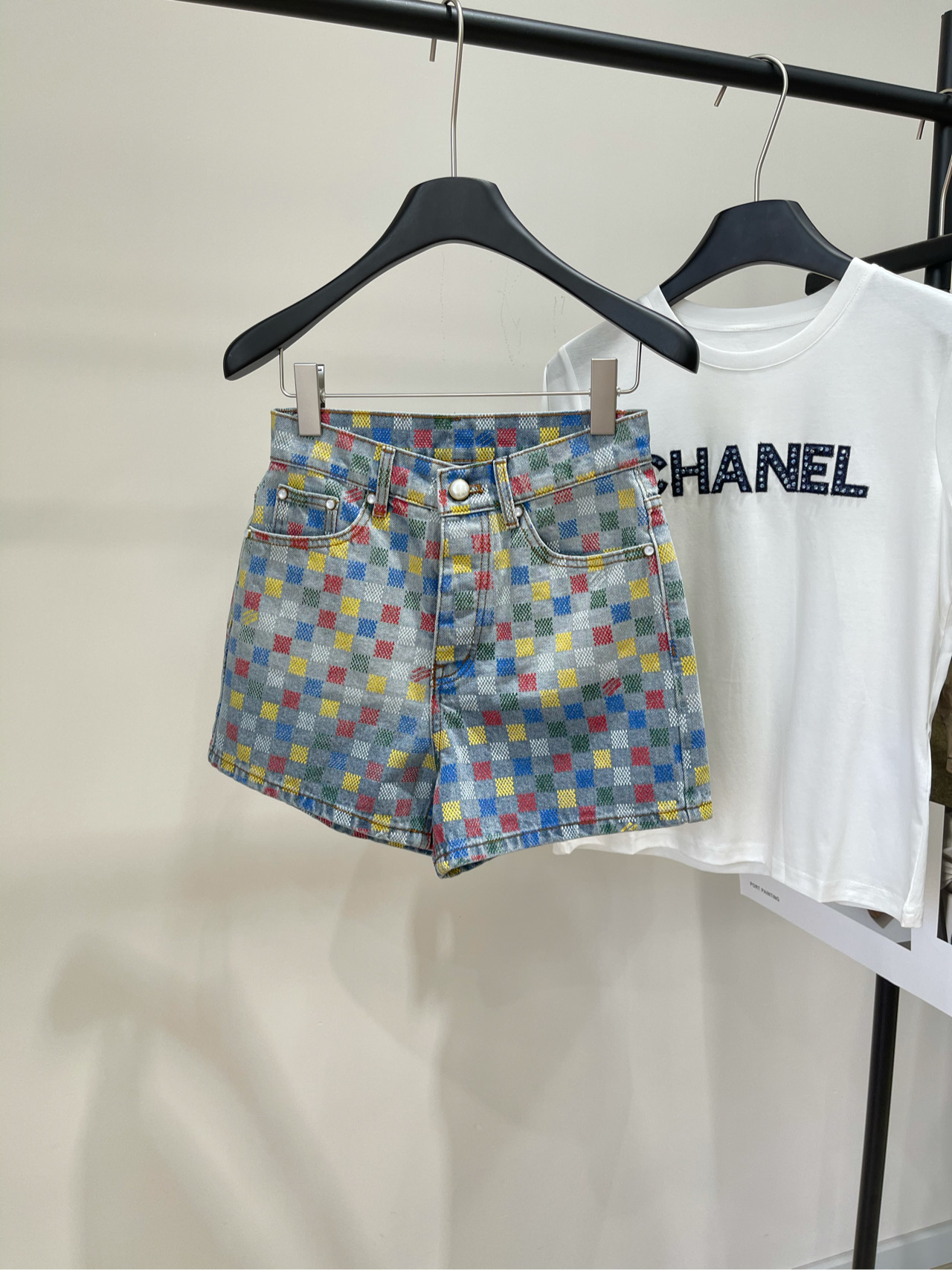 NO:328846,【lv colored plaid mosaic denim shorts】, fabric denim cotton, light blue colored plaid, Louis*25 spring and summer new style, colorful presbyopia plaid denim, double pocket shorts shipped, essential denim shorts in spring and summer, basic style is huge and versatile~ Use high-end pure cotton denim, heavy-work fermented, super soft and comfortable, fashionable and eye-catching, just right, the style is super good, the upper body will give you 1.8 long legs, summer outfit rate will definitely not be missing, flat size S waist 66, hip circumference 90, trouser length 38 M waist circumference 70, hip circumference 94, trouser length 39 L waist circumference 74, hip circumference 98, trouser length 40 manual measurement will have 2~3cm errors within the normal range,, louis vuitton, louis vuitton, shorts, alexander wang19860909【lv彩格马赛克牛仔短裤】 ,面料牛仔棉 颜色浅蓝拼彩格 Loui*25春夏新款 彩色老花格纹牛仔 双口袋短裤出货 春夏必备牛仔短裤 基础版型巨百搭~ 采用高档纯棉牛仔布 重工酵洗,手感超级醇软舒适 时髦度和吸睛点刚刚好 版型超级好上身就会给你1米8大长腿 夏天的穿搭率绝对的不会少 平铺尺码 S腰围66,臀围90,裤长38 M腰围70,臀围94,裤长39 L腰围74,臀围98,裤长40 手工测量会有2~3cm误差属于正常范围,,louis vuitton,louis vuitton,shorts,alexander wang,Women's clothing