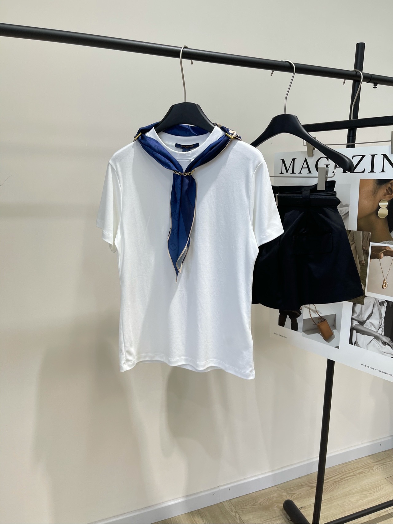 NO:328848,[lv blue scarf gold chain short-sleeved T], fabric full cotton (satin scarf) color white Louis 25 spring and summer new style, vacation and sailing series limited new products, color summer Monogram round neck chain scarf T-shirt shipped, soft and breathable cotton knitted metal buckle scarf shawl decoration fashionable and high-end classic big scarf can be detached and used for single use, customized three-dimensional cutting process, small version does not pick on people, big slim on the upper body!  Highly recommended casual temperament single product Monochrome S/M/L Flat size S shoulder width 41, bust 92 elasticity, garment length 64, sleeve length 19 M shoulder width 43, bust 96 elasticity, garment length 66, sleeve length 20 L shoulder width 45, bust 100 elasticity, garment length 68, sleeve length 21 Manual measurement will have 2~3cm errors within the normal range, louis vuitton,louis vuitton,T-shirt,tees,t-shirt,shawls,alexander wang19860909【lv蓝色丝巾金链短袖T】 ,面料全棉（缎面丝巾） 颜色白色 Louis25春夏新款 度假航海系列限定新品 色彩夏日Monogram圆领链条丝巾T恤出货 取材柔软透气的棉质针织 金属扣丝巾披肩装饰时髦又高级 经典大方巾可拆卸单用 定制立体裁剪工艺 小版型不挑人上身巨显瘦！ 强烈推荐 休闲气质单品 单色 S/M/L 平铺尺码 S肩宽41,胸围92弹力,衣长64,袖长19 M肩宽43,胸围96弹力,衣长66,袖长20 L肩宽45,胸围100弹力,衣长68,袖长21 手工测量会有2~3cm误差属于正常范围,,louis vuitton,louis vuitton,T-shirt,tees，t-shirt,shawls,alexander wang,Women's clothing