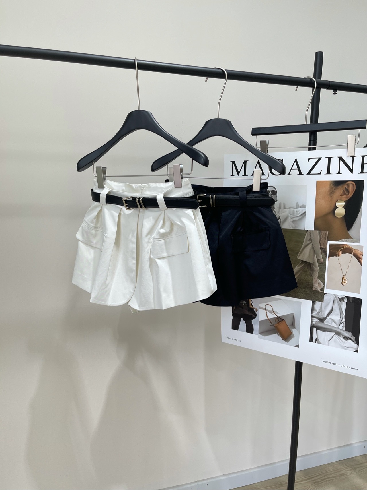 NO:753123,[JY black and white belt suit skirt pants], fabric cotton and linen blend, color white, black, JORYA white shorts, I love them!  Put it on quickly!  My favorite shorts this year are black and white, but I really like the white [Blowing Kiss R]. They are very versatile. They look slim when you wear them. They look like a three-dimensional skirt in the front. They have a very good sense of design. I like the suspenders. They are also very nice and easy to use. Flat size S waist 66, hips 90, trouser length 33 M waist 70, hips 94, trouser length 34 L waist 74, hips 98, trouser length 35  There will be an error of 2~3cm due to manual measurement, which is within the normal range, skirts, shorts, business suits,19860909【JY黑白腰带西装短裙裤】 ,面料棉麻混纺 颜色白色、黑色 JORYA白色短裤超爱！快穿起来！ 今年最爱的短裤 黑白两个颜色 但是真的巨喜欢白色[飞吻R] 非常百搭 穿这个就很显瘦 前面像一个立体的半裙 非常有设计感 喜欢 这个吊带也非常好看不灵不灵的呢 平铺尺码 S腰围66,臀围90,裤长33 M腰围70,臀围94,裤长34 L腰围74,臀围98,裤长35 手工测量会有2~3cm误差属于正常范围,,skirts,shorts,business suit,,Women's clothing