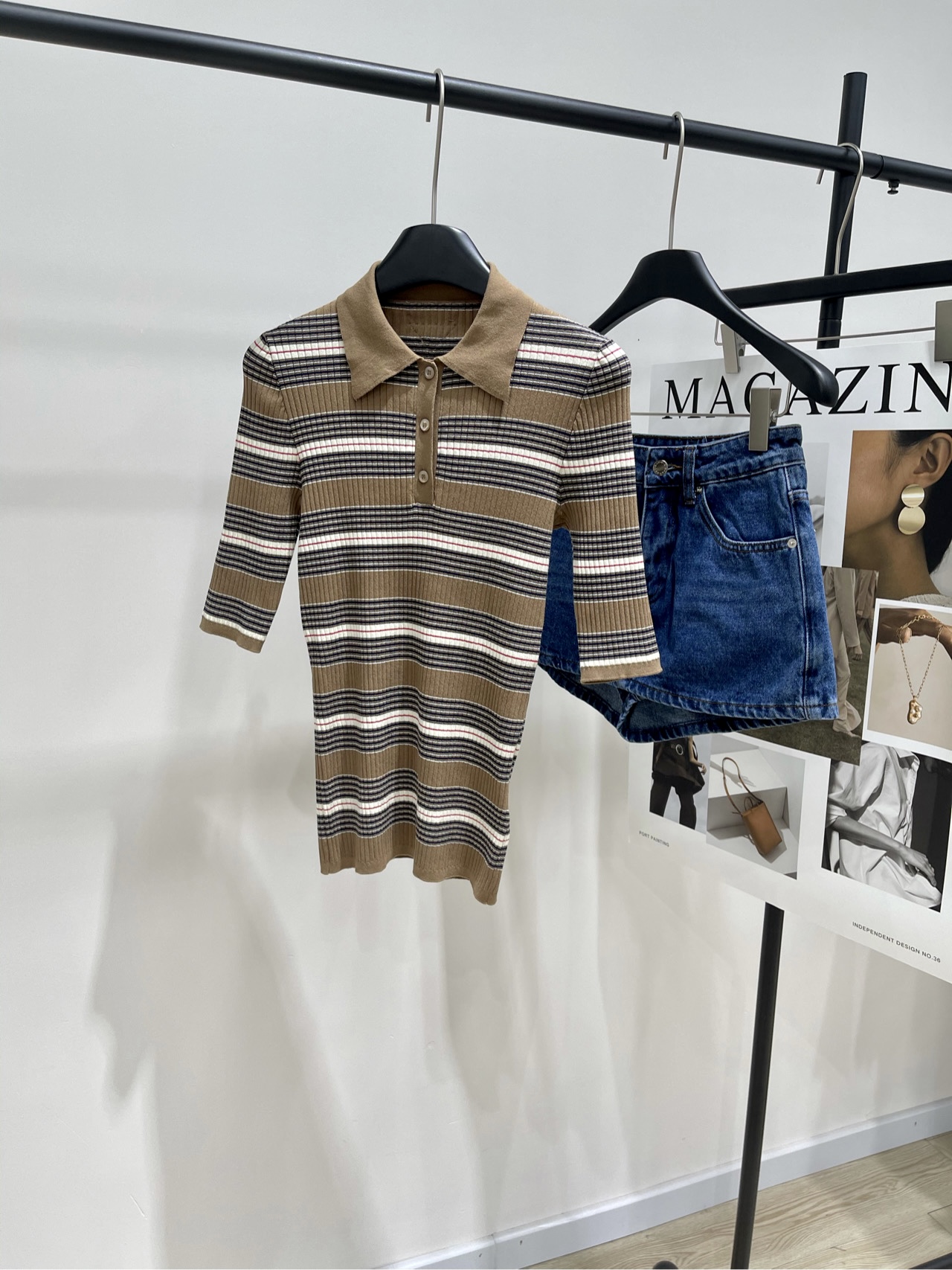 NO:657606,[P brown pinstripe polo knitted short-sleeved top], fabric high-viscosity cotton, color brown striped, Prad* 25SS spring and summer new model, intermediate color striped knitted polo short-sleeved top, exclusively developed by yb!  High quality production!  Long loom time, preppy style, versatile, age-reducing and fashionable!  Swiss machine 16-needle custom-dyed cotton fabric!  Positioned embroidered letters, college style girl outfit, slim fit, not flattering, making the upper body look slimmer!  Flat size S Shoulder width 30, bust 56, high stretch, length 58, sleeve length 60 M Shoulder width 31, chest 60, high stretch, length 60, sleeve length 61 L Shoulder width 32, chest 64, high stretch, length 62, sleeve length 62 Manual measurement, there will be an error of 2~3cm, which is within the normal range, prada, T-shirt, alexander wang19860909【P棕色细条纹polo针织短袖】 ,面料高粘棉 颜色棕色条纹 Prad* 25SS春夏新款 间色条纹针织polo短袖上衣 独家yb开发！高版出品！织机时间长 学院风穿搭,百搭减龄又时髦！ 瑞士机16针工艺定染棉纱面料！ 定位刺绣字母,学院风少女穿搭 修身版型不挑人上身巨显瘦！ 平铺尺码 S肩宽30,胸围56弹力大,衣长58,袖长60 M肩宽31,胸围60弹力大,衣长60,袖长61 L肩宽32,胸围64弹力大,衣长62,袖长62 手工测量会有2~3cm误差属于正常范围,,prada,T-shirt,alexander wang,Women's clothing